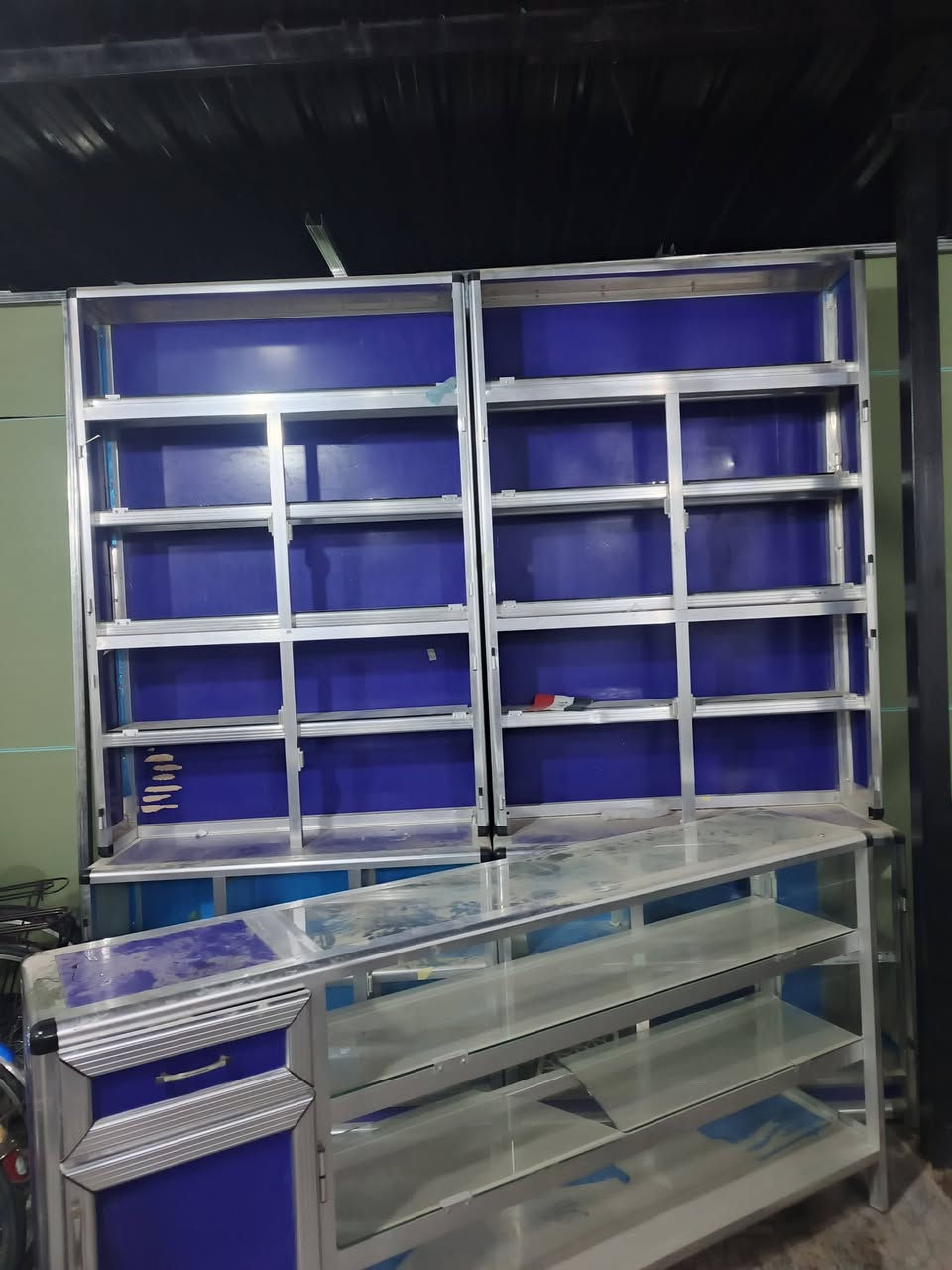 رفوف وباترينة للبيع مكان رمادي***********
