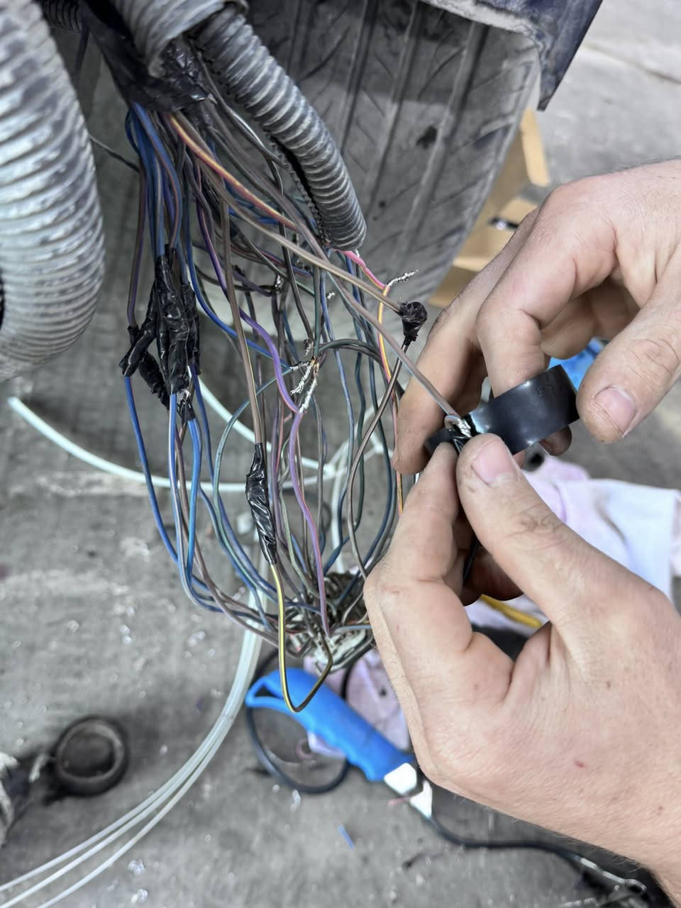 مساء الخير إخواننا وأحبابنا وزبائننا وأصدقائنا الكرام 🌙  

🔧 محلات الوافي لسيارات الأمريكية مستمرة بخدمتكم وتقديم أفضل الخدمات بكامل التفاصيل والدقة.

خدماتنا تشمل:  
✔️ خدمة الطوارئ الموقعية  
✔️ التصليح داخل المحل  
✔️ فحص الجهاز وإطفاء لمبة السيرفيس  
✔️ برمجة العقول  
✔️ تبديل محركات 3600  
✔️ تبديل صدر أمامي كامل مكمل  
✔️ تبديل صدر خلفي كامل مكمل مع العمل والتفاصيل 
✔️ إضافة بصمة تشغيل إضافية  
✔️ تبديل راديتر ثلاث خطوط  من افضل من الانواع 
✔️ توصيل قطع غيار إلى جميع محافظات العراق  

نحن مستمرون بخدمتكم داخل بغداد وخارجها، والتوصيل متوفر إلى كافة المحافظات 🇮🇶  

📍 العناوين:  
🔹 الفرع الأول: بغداد – حي الجامعة – نفق الشرطة – باتجاه العامرية يميناً  
🔹 الفرع الثاني: بغداد – سريعة الغزالية – باتجاه أبو غريب يساراً – قرب سيطرة السونار والتبادل  

📞 للتواصل:  
0771 771 93111  
0780 716 383010  

الوافي لسيارات الأمريكية  
✨ أمان وضمان دائماً ✨  

تحياتنا واحترامنا ♥️
