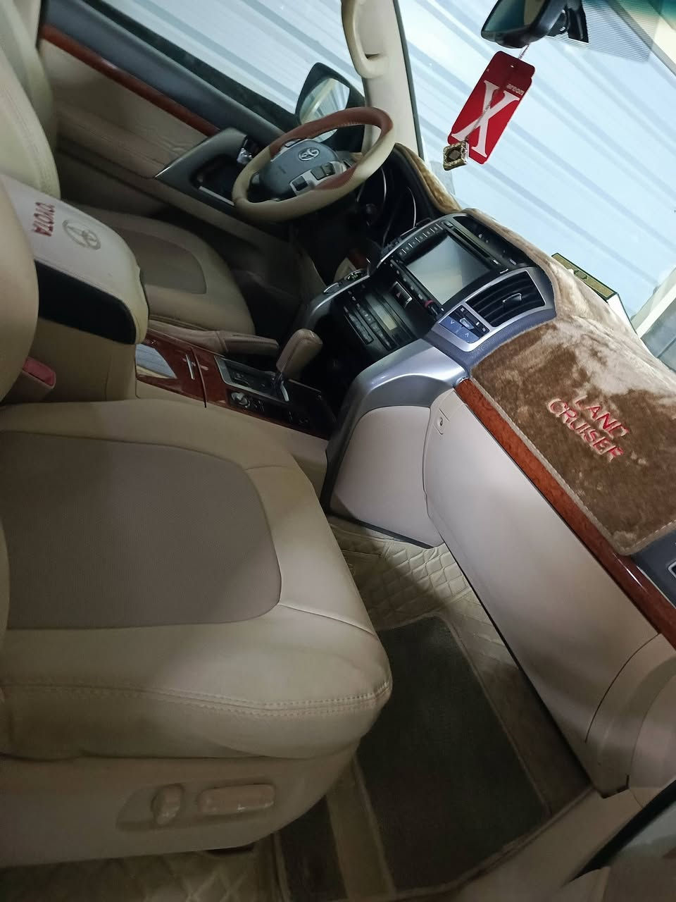 السلام عليكم لاندكروز موديل 2012 فول مواصفات 1/1 فئة في اكس ار مكفوله من صبق وظربه محرك وكير مكفولات حجم 8 سلندر 4600 رقم بغداد انكليزي تحويل ثاني يوم السعر 38 وبيها مجال الاتصال ***********/***********
