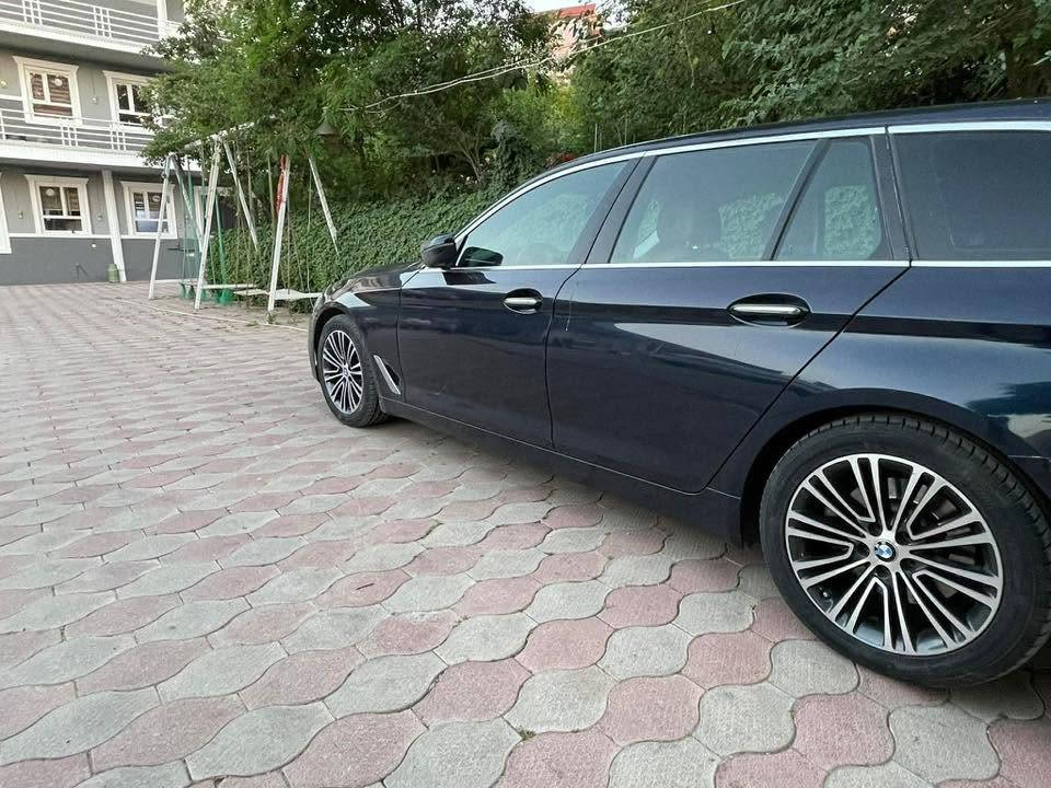 Bmw 520i موديل 2018 ( بانزين ) خليجي
بيع او مراوس
السعر 155 ورقة وبيها مجال 
مكينة اربعه سلندر 
السيارة بدون حادث
السيارة خليجية جانت مطار دبي الدولي
تحويل  

المواصفات 

بصمه تشغيل 
مثبت سرعه 
صندوك كهربائي + شفط 
ليد داخلي 12 لون بلاد 
كشنات اماميه  كهرباء 
شاشة حساسات اماميه + خلفيه 
مري كلاب .. مري شفط 
الكشنات كهرباء 
سايد بريك كهربائي بصمه 
 التبريد 3 قطع الخلفي منفصل
ملاحظة ..
تايرات جديدة ويل اصلي 18 
جاهزة بدون نقص سيارة مال جناي هواي صارف عليها
مراوس ب احدث او عالي او سيارة نسائية 
أنطي فرق

استفسار ( *********** )
