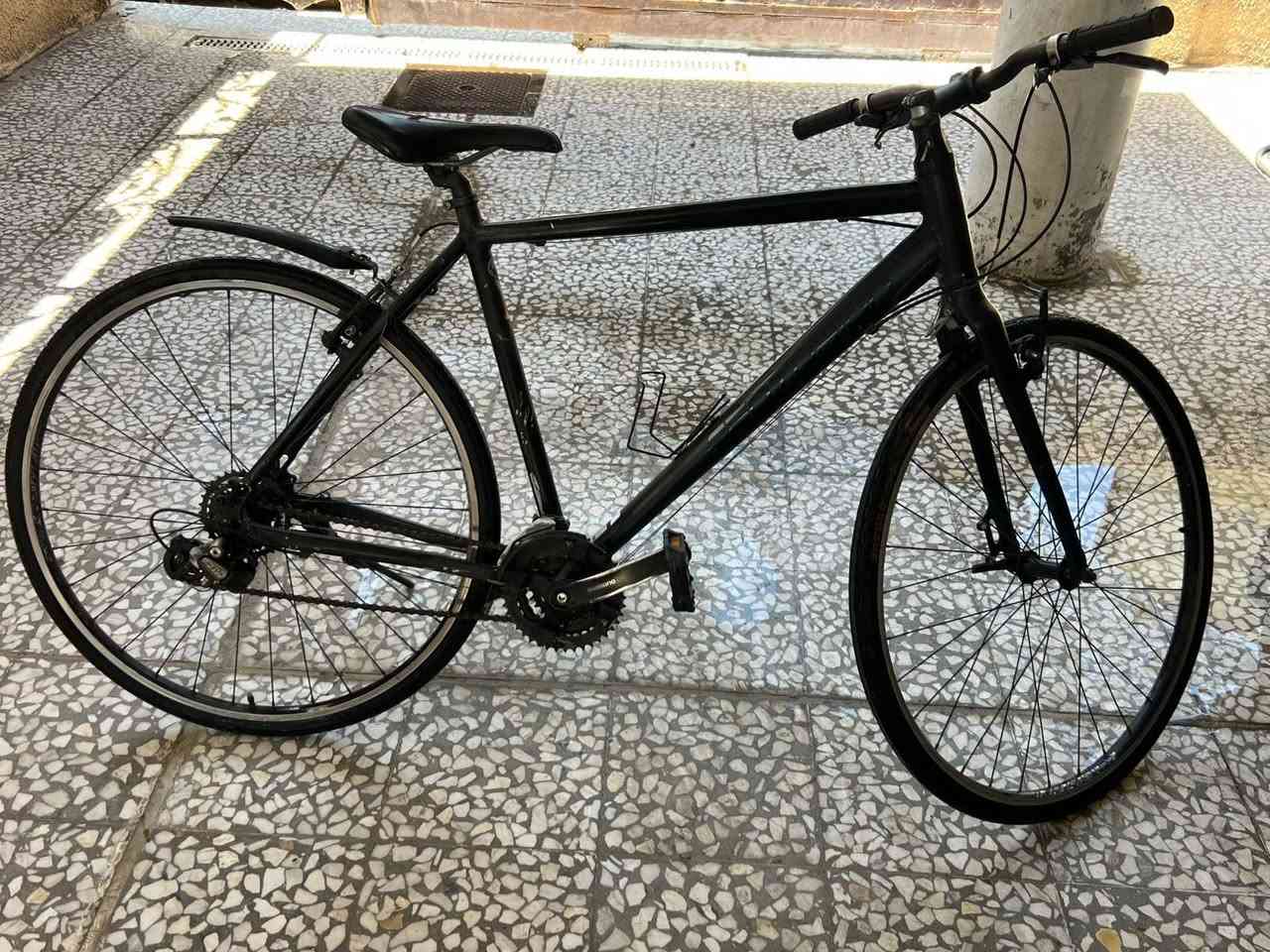 دراجةهوائيه هي Centurion Crossline 30 Rigid (30R) باللون الأسود المطفأ (Matte Black). وهي دراجة هجين (Hybrid Bike) مميزة تجمع بين كفاءة دراجات الطريق ومتانة دراجات المدينة مصنوع من الالمنيوم 
حجم28
نظيفه جدآ
السعر 85
الرقم***********
