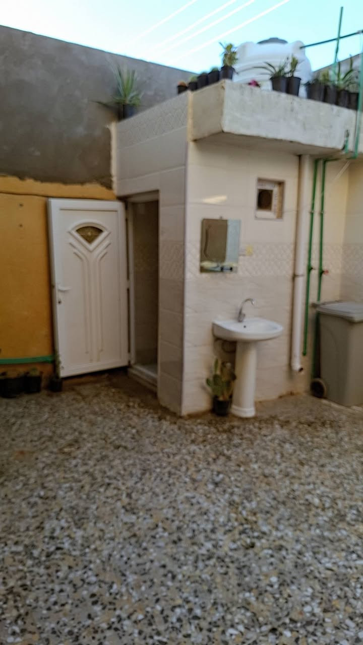 بيت للبيع طابق واحد في المحمودية حي الشهداء مساحتة ١٢٦متر الاستفسارعلى الرقم ***********
