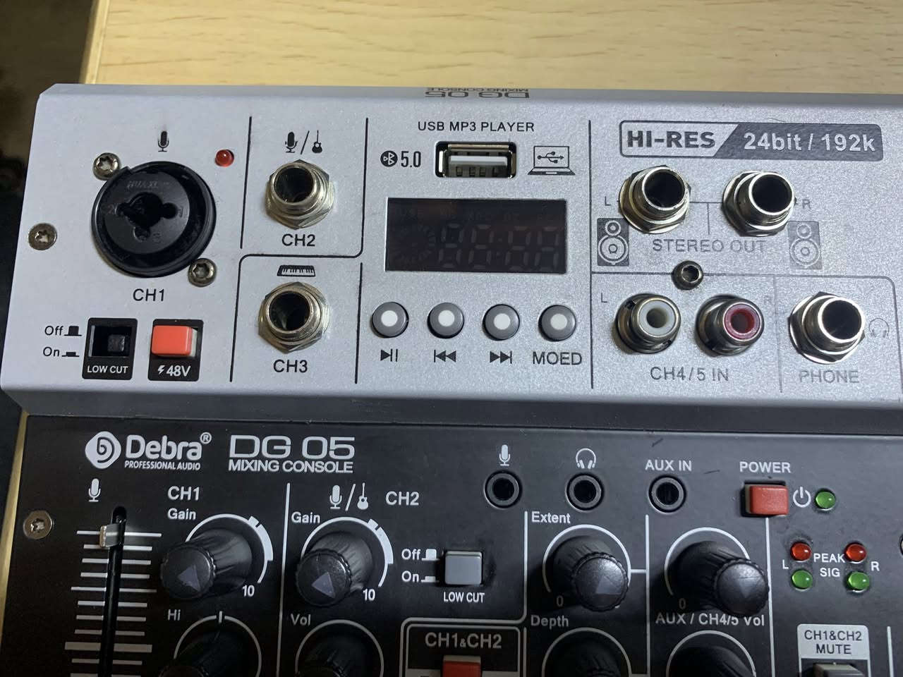 مواصفات ميكسر Debra DG-05:
عدد القنوات: ميكسر صوتي بـ 5 قنوات.
جودة الصوت: يدعم تسجيل وتشغيل عالي الدقة (Hi-Res) بجودة تصل إلى 24 بت / 192 كيلو هرتز.
الاتصال اللاسلكي: مزود بتقنية بلوتوث 5.0 لنقل الصوت لاسلكياً وبث الموسيقى من الهاتف.
واجهة USB: يحتوي على واجهة صوت USB مدمجة للاتصال بالكمبيوتر والهواتف الذكية (Android و iOS) للتسجيل المباشر.
المداخل:
مدخل ميكروفون احترافي (XLR/Combo) يدعم طاقة فانتوم 48V للميكروفونات الكوندنسر.
مداخل للآلات الموسيقية مثل الجيتار مع مفتاح Hi-Z لتحسين الإشارة.
مدخل AUX IN لتوصيل الأجهزة الخارجية.
التحكم بالصوت:
معادل صوت 3-Band EQ (مرتفع، متوسط، منخفض) لتعديل نبرة الصوت بدقة.
تأثيرات صدى (Reverb) قابلة للتعديل.
ميزات إضافية:
خاصية Loopback المثالية للبث المباشر (تسجيل صوت الميكروفون مع صوت الكمبيوتر معاً).
تصميم معدني متين وصغير الحجم، مناسب للاستوديوهات المنزلية، البث الشبكي (Webcast)، والـ DJ.
مشغل MP3 مدمج عبر مدخل USB. 
سعر 35الف


**إذا كنت صاحب هذا الإعلان وتريد حذفه لأي سبب، رجاءا أرسل رسالة إلى الدعم الفني**