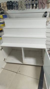 من رخصت مدير الكروب  رف مدرج + مخزن بابين ١٠ قطع مستعملات ونظيفات الار...