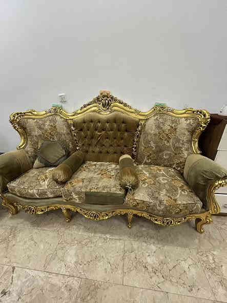 تخم ملكي احتواء ٤ كراسي ملكي و٢ قنفه ملكي وميز مرمر و٢ طبلات مرمر معئ الكوشات  / المكان البنوك شارع دائرة الكهرباء / السعر ٥٥٠ وبيه مجال مستعجل عليه / الرقم    متواجد واتساب واتصال ***********
