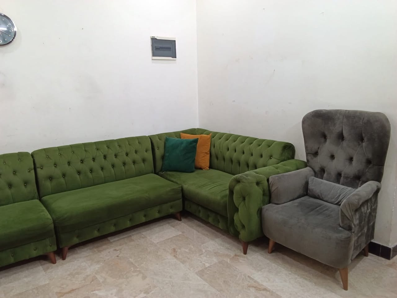 كورنر للبيع لون زيتوني
سلام عليكم عندي هذا الكورنر للبيع استعمال قليل كُلش نظيف مثل ما موضح بالصور ويا كرسي مفرد وعيبه بس بالتخم وره الكوشه زرف صغير مال فحماية قياسة الطول كل الكورنر 5امتار و70سم والعمق 90سم  نظيف جداً يحتاجله تنظيفه خفيفه يعني كورنر ويا كرسي. وسعره450 وبي مجال بسيط مكاني الكاظمية جكوك للتواصل خاص


**إذا كنت صاحب هذا الإعلان وتريد حذفه لأي سبب، رجاءا أرسل رسالة إلى الدعم الفني**