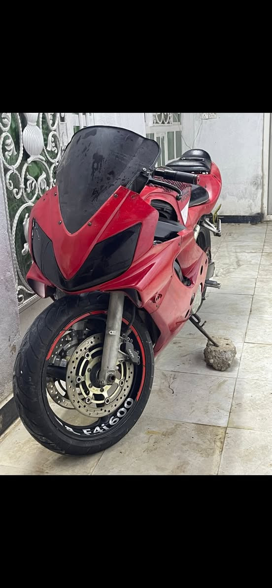 طح f4i للبيع
بطحf4i للبيع 2004 المحرك 600cc 
الدراجة قبل فترة جانت تشتغل هسة كاما ماتشتغل طافية ماعرف شنو خللها كهربائيات او محرك ماعرف صراحة ماعندي وقت اوديها انا ابيعها كوم حديد
السعر 10 وبي مجال او مراوس بدراجة بوكسر
الرقم للاستفسار ***********
