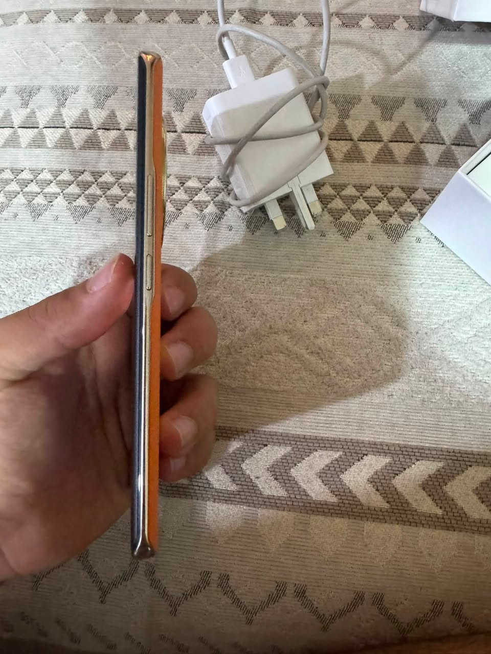 سلام عليكم هونر X9C ذاكره ٢٥٦ بطاريه ٦٦٠٠ الجهاز مستخدم فقط ١٥ يوم الجهاز كارتونته ضاعت ف اني عدي مال بي راح اطي ويا الي ياخذه الجهاز مكفول وما بي اي عيب  الجهاز ويا شاحنته الصليه ولاصق  اصلي وكفر جلد هم مرتب  الجهاز للبيع أو مراوس سعر ٣٥٠ وبي مجال قليل عنوني كربلاء حسينيه جريه رقم ***********
