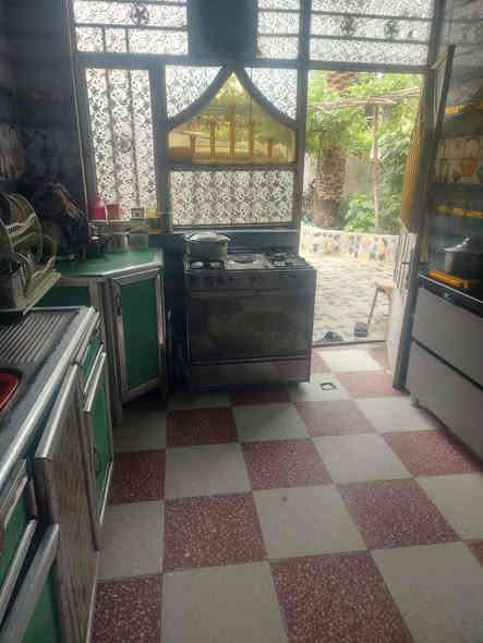 دار للبيع مساحة ٢٥٠ م واجهة ٥ ،١٢ م ونزال ٢٠ م زراعي سند ٢٥ باسمي من التسجيل العقاري بغداد حي السفير مقابل سكلة ابو جمال مكونه من ٢ غرف وصالة  واستقبال ومطبخ وحمام وكراج  كبير وحديقة مثمرة تغطي كل المساحة الخارجية وصحيات خارجية أرضية البيت كرانيت درجة أولى   ثلاث خطوط ماء . خابط واسالة ،كهرباء وتبليط ومجاري . يصلح ان يقسم دارين .اتصل  ***********
