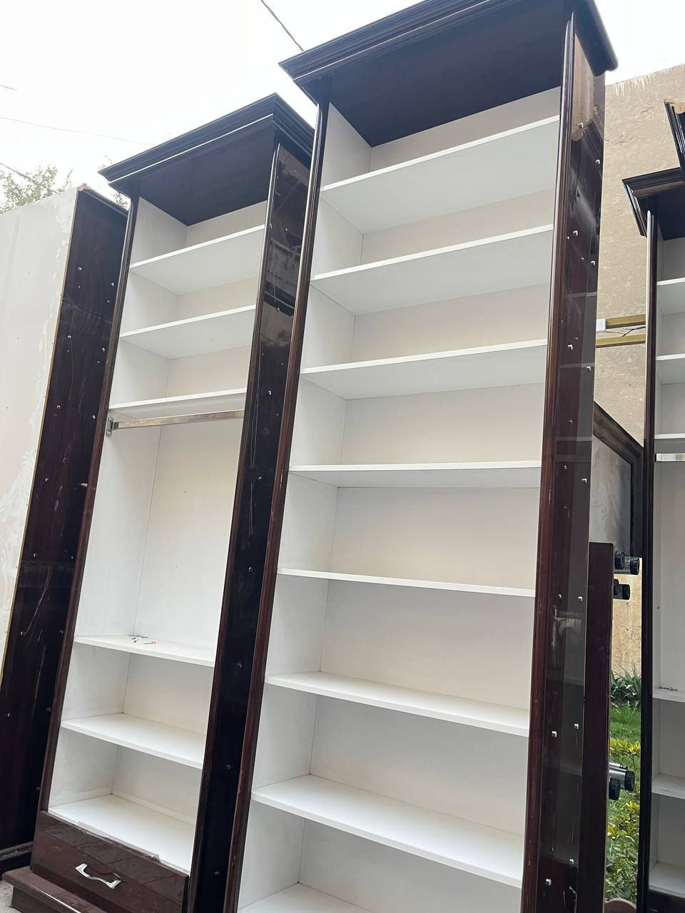 السلام عليكم  ديكور محل  ملابس مكون من كناتير خشب MDf 
العدد  6 منفرد الأرتفاع  3متر إلا ربع  والعرض 90 وإضافة  الى كنتور وجه  مزدوج  قطعتيم   الأرتفاع 3متر إلا ربع والعرض 3 متر  إضافة إلى مسرح مليكانات  بي ملحق دنك  عدد4  إضافه  إلى  رفوف ثقيلة  عدد 16 إضافة  إلى  الواح خشب MDf  وسجج نوع ممتاز جداً وستانات  تعليق جدارية  
للإستفسار  واتساب ***********
