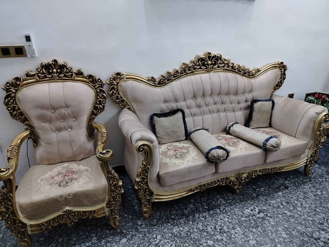 تخم زان جديد 10 مقاعد مع طبلتان صغيرة الحجم واحدة كبيرة بسعر 750 الف الاتصال ***********
