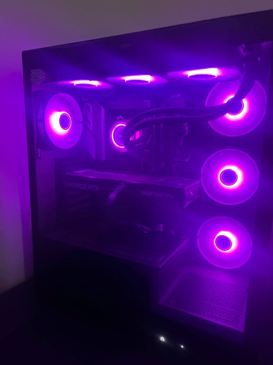🔥 للبيع تجميعة PC احترافية – Gaming / Workstation 🔥
إذا تبحث عن جهاز قوي يشغل أحدث الألعاب ويقدم أداء ممتاز بالمونتاج، التصميم، والبرامج الثقيلة، فهذه التجميعة خيار ممتاز.
المواصفات | Specifications:
المعالج | CPU: Intel Core Ultra 7 265K
اللوحة الأم | Motherboard: Gigabyte Z890 UD
كرت الشاشة | Graphics Card (GPU): Palit GeForce RTX 5070 Infinity 3 12GB
الذاكرة | RAM: ANACONDA 32GB (2×16GB) DDR5 6000MHz CL38
التخزين | Storage: Lexar NM620 1TB M.2 NVMe SSD
الكيس | Case: SAMA Neview 4503BK Black
مزود الطاقة | Power Supply (PSU): Thermalright TR-SG850S 850W 80+ Gold
مبرد المعالج | CPU Cooler: ESGAMING CZ-360 Black Liquid Cooler (360mm)
المميزات | Features:
🎮 مناسب لأحدث الألعاب على دقة 2K و4K.
🎬 ممتاز للمونتاج، التصميم، والبث المباشر.
⚡ سرعة عالية في تشغيل النظام والبرامج.
📍 الموقع | Location: بغداد
💰 السعر | Price: (٣ مليون ) قابل للتفاوض بالمعقول
📩 للتواصل | :  ***********
