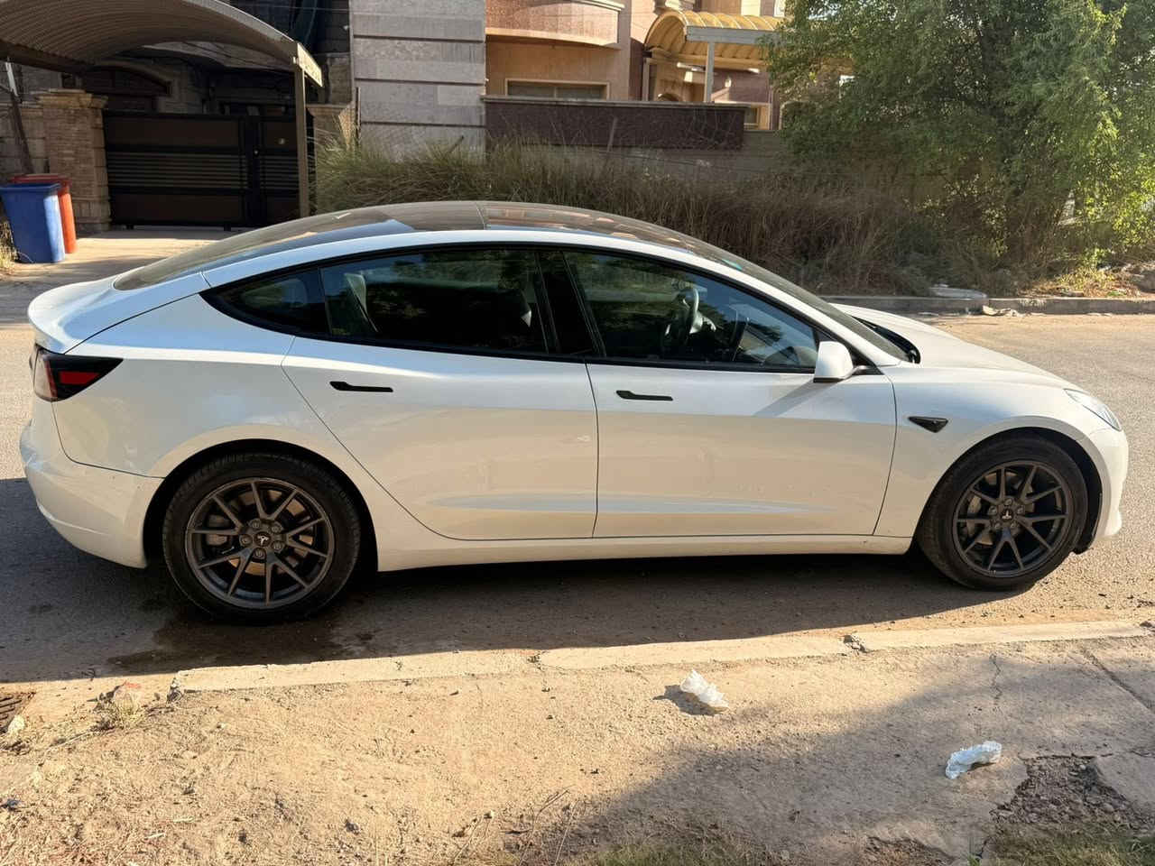 تسلا مودل 3 موديلهة 2023 تك ماطور حادثهة جاملغ خلفي وطخات بالصفحة وايرباك بردة فقط ماشية 60 الف مواصفات التسلا معروفة 
السعر 176 وبيهة مجال
***********
