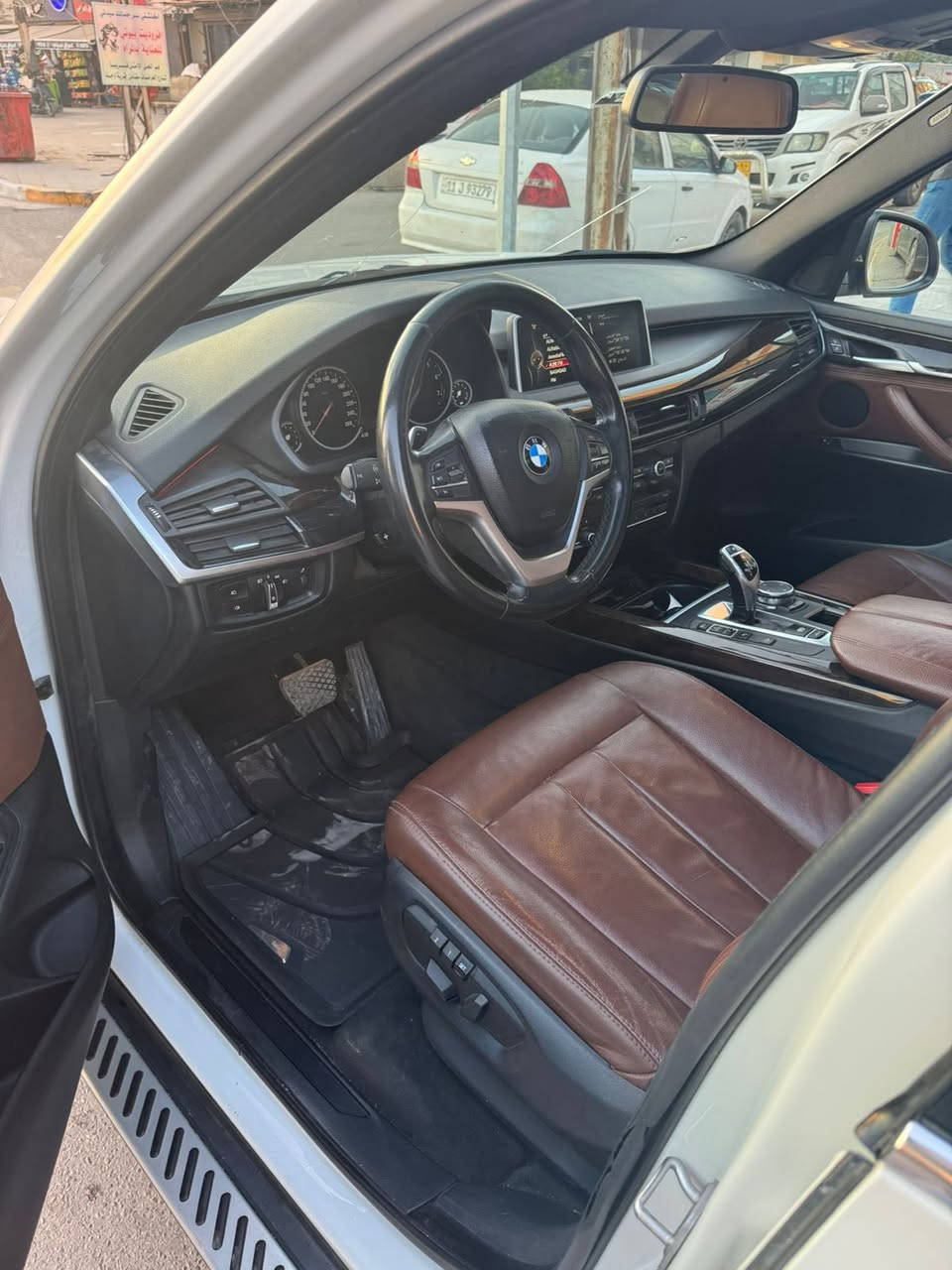 السلام عليكم
سيارة BMW X5 موديل 2016 وكالة العروش.

خالية من أي مشاكل وجميع الصيانة والتصليح في الشركة حصرا.

السيارة بدون صبغ, فقط دعاميات 7 راكب   مفاتيح عدد2بدون ضرر والسيارة مغلفة كلها PPF طافي ظمان 10 سنوات.

رقم أربيل الحديث وجاهزة للتحويل بأسم المشتري.

مكان السيارة في بغداد \ العرصات 

السعر: 27,000 دولار

للاستفسار الاتصال ***********
