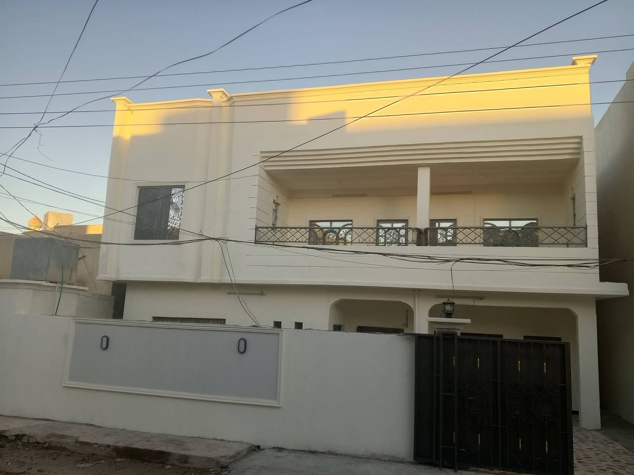 مرحبا
دار سكني حي الخضراء مربع حجي اسعد 
المربع الأول 
قرب الثلاجة 
المساحة ٣٠٠ متر 
عرض الشارع ١٠ متر 
الواجهة ١٥ متر 
النزال ٢٠ متر 
الدار حاليا فارغ 
محدث 
طابقين غرفتين جوه 
٣ غرف فوك 
ملحقات كاملة 
نوع السند من صاحب التمليك حصرا
السعر عل خاص او الاتصال ***********
