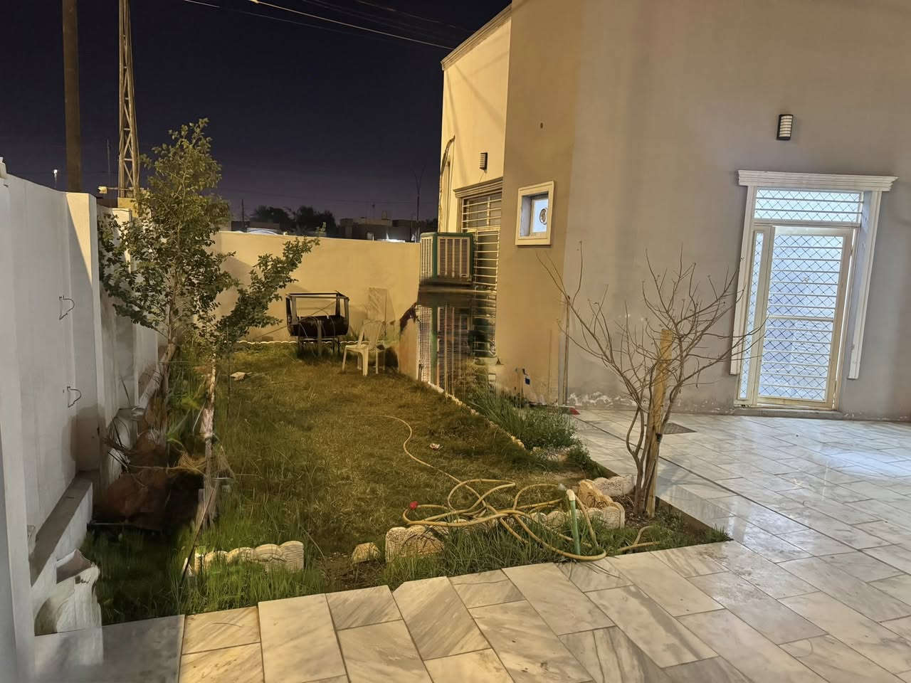 يتوفر دار للبيع في مجمع المختار السكني الكوفة/ شارع المعمل.
سنتر المجمع ركن 
                      على شارعين 15 
              ‼️ يصلح مجمع طبي ‼️ 

         مطلوب للمصرف 100  مليون 

                  🔥🔥 نموذجي  🔥🔥

                       ديكورات حديثة 

⚡⚡كهرباء ٢٤ ساعة وطني ومولدة ⚡⚡

           👮نظام سكيورتي ٢٤ ساعة 👮

            المساحه 226 متر طابقين 

الطابق الاول//يحتوي على غرفة نوم وصاله واستقبال مع مجموعة صحيات ومطبخ حار وبارد وكراج سيارات وحديقة .

الأرضيات مرمر +ديكورات جبسً بورد 

الطابق الثاني// يحتوي على 2 غرفة نوم 

سويت مع صاله +مجموعة صحيات 

                مكتب الكفيل للعقار 

عنوان المكتب// مجمع المختار السكني 

                               //شارع 60 

                 
                      ***********     

واتساب📞***********
