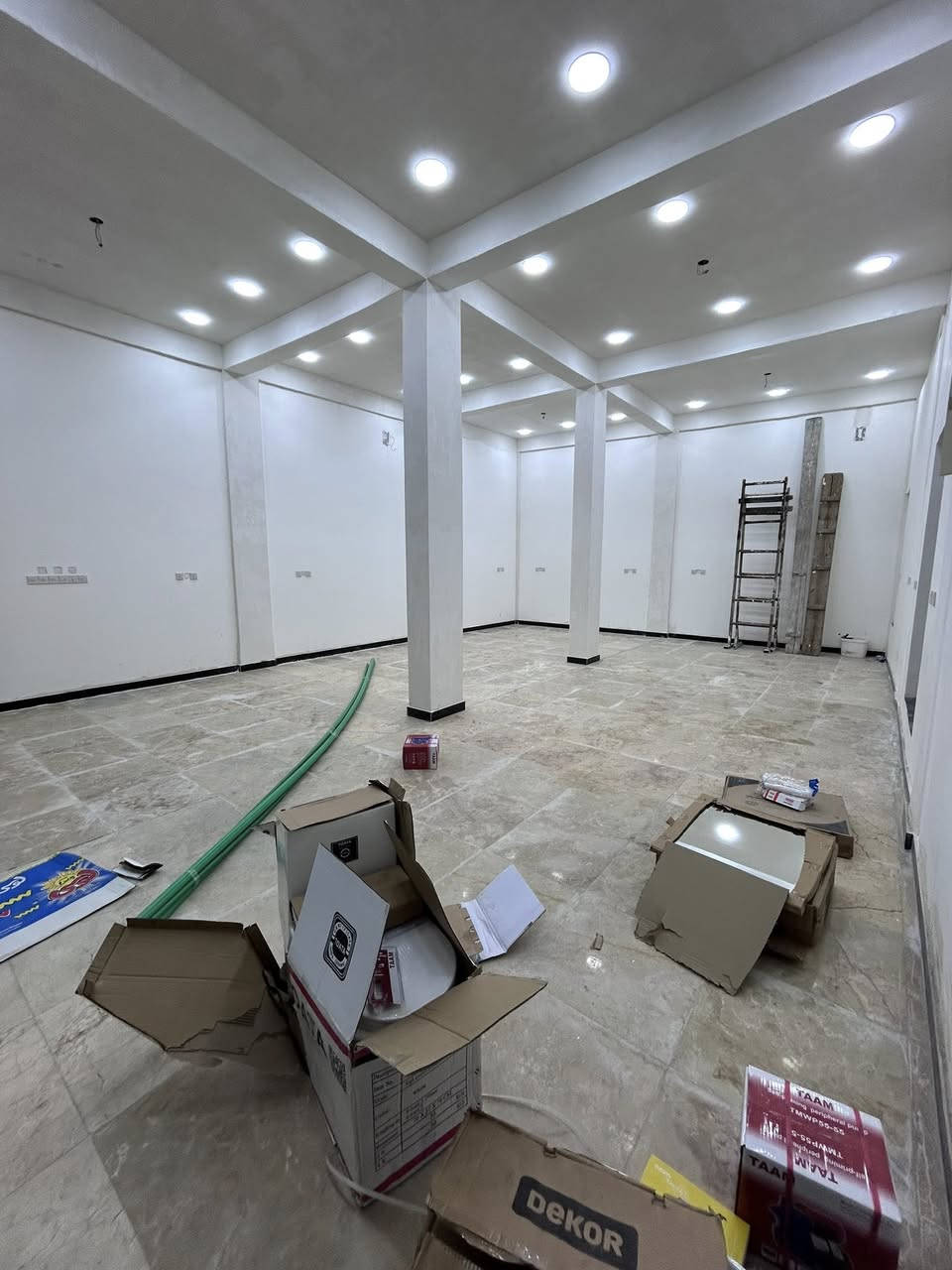 السلام عليكم محل للايجار محل مفتوح مو محلين قرب شارع مكاتب على شارع سادين مساحه محل 108م يحتوي على صحيات و مخزن
لتواصل على رقم ***********
