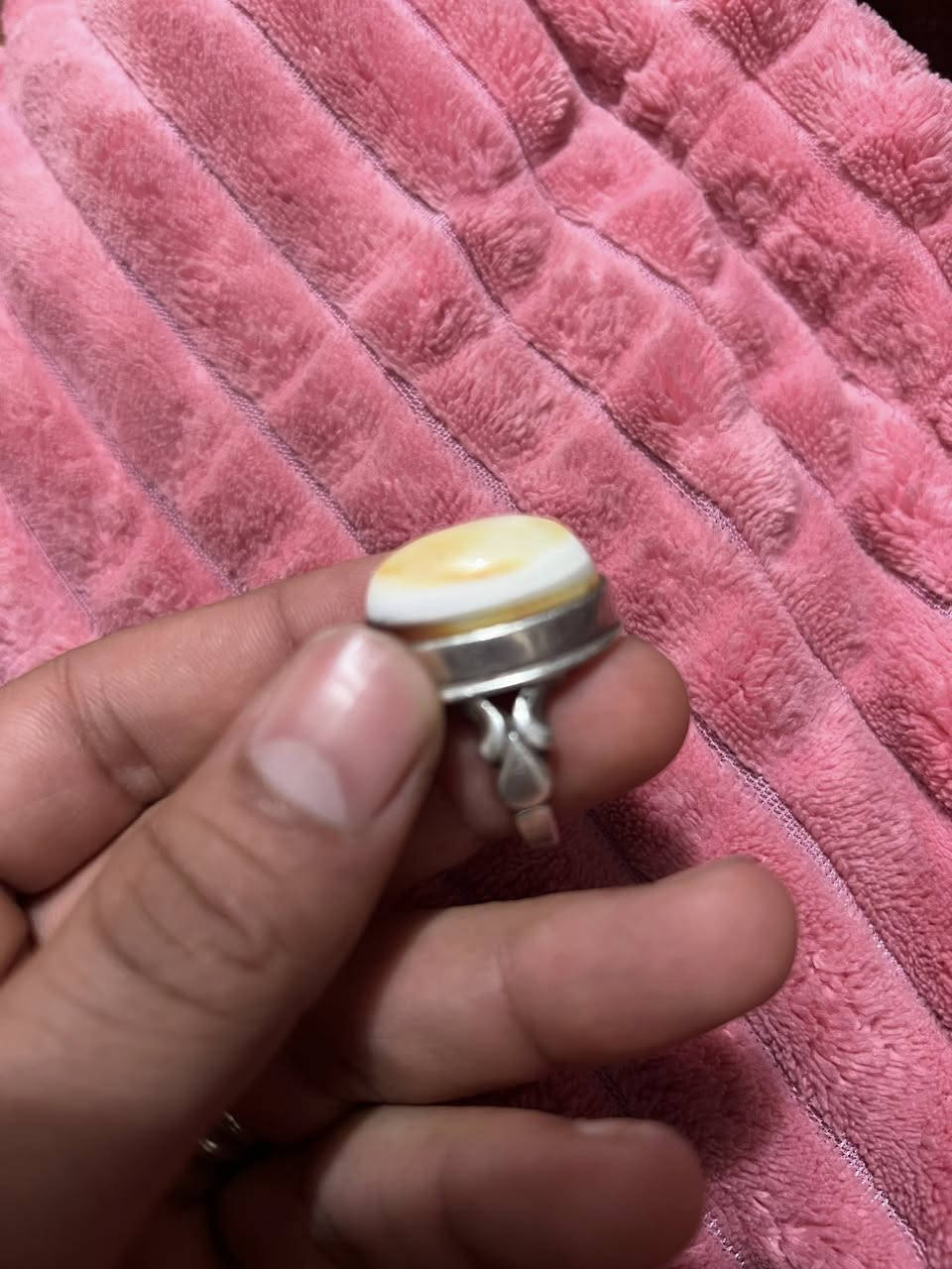 هذا الخاتم هو عبارة عن قطعة مقتنيات مصنوعة من العقيق اليماني السليماني الطبيعي، والمصاغ في إطار من الفضة. 
نوع الحجر: عقيق سليماني، ويتميز بوجود تكوينات طبيعية تشبه العين في المنتصف.
المعدن: فضة نقية.
الوصف: قطعة يدوية الصنع تُعد من المقتنيات الفاخرة والنادرة.     البيع فقط


**إذا كنت صاحب هذا الإعلان وتريد حذفه لأي سبب، رجاءا أرسل رسالة إلى الدعم الفني**