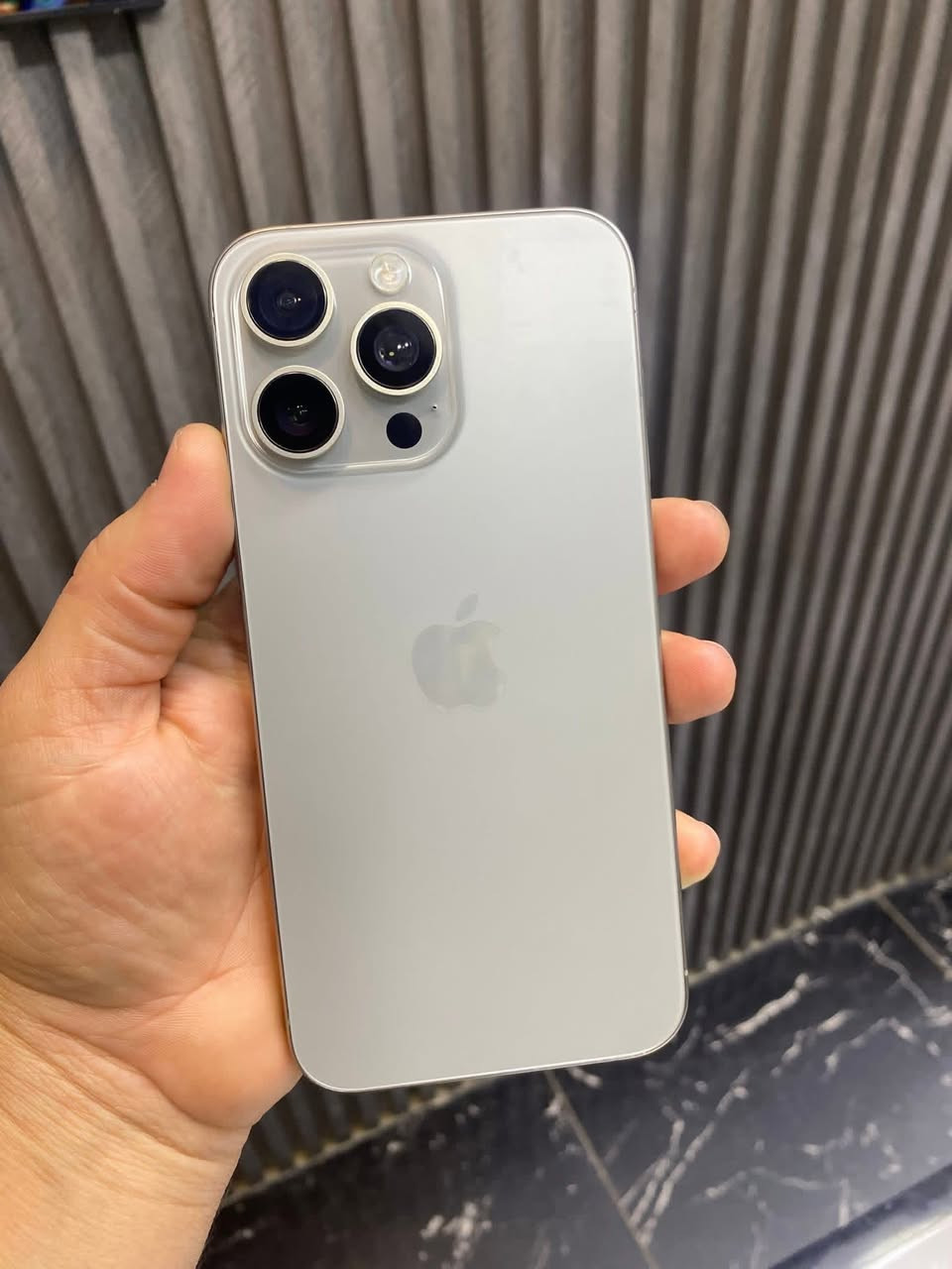 السلام عليكم
ايفون 15برو ماكس  لون تيتانيوم جهاز نضيف
نضافه99/100
ذاكره256
مبدل شاشه فقط 3 خيارات 
بطارية89 
ويا شاحنه اصليه مال جهاز 
سعره 735 وبي مجال هـ***********خاص مفتوح
