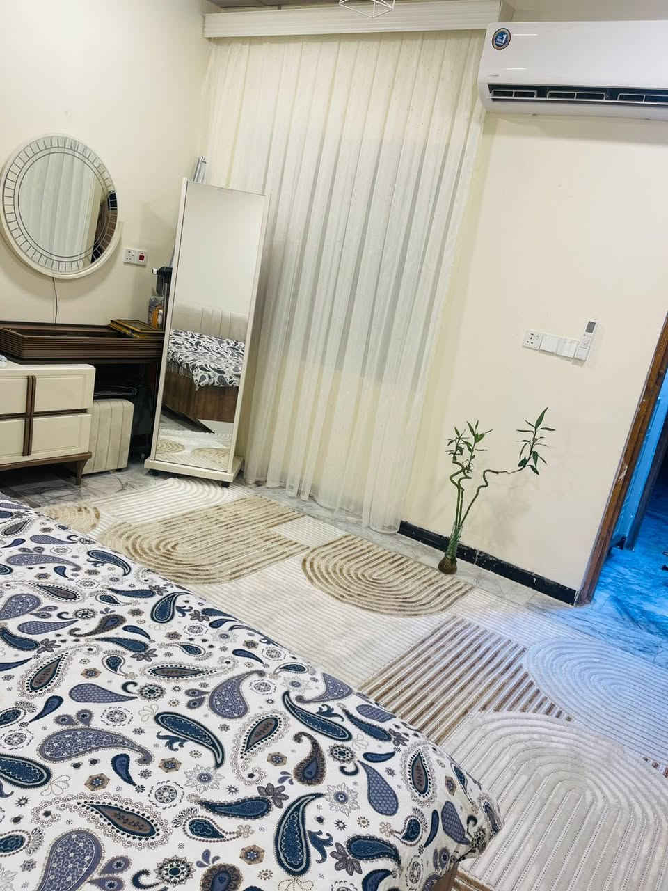 فرصه استثماريه وسكنيه 
مساحه 200م 
مجمع السلام 
السعر الكلي 170
مقدمه 130
والباقي اقساط شهريه 660 كل شهر 
***********
