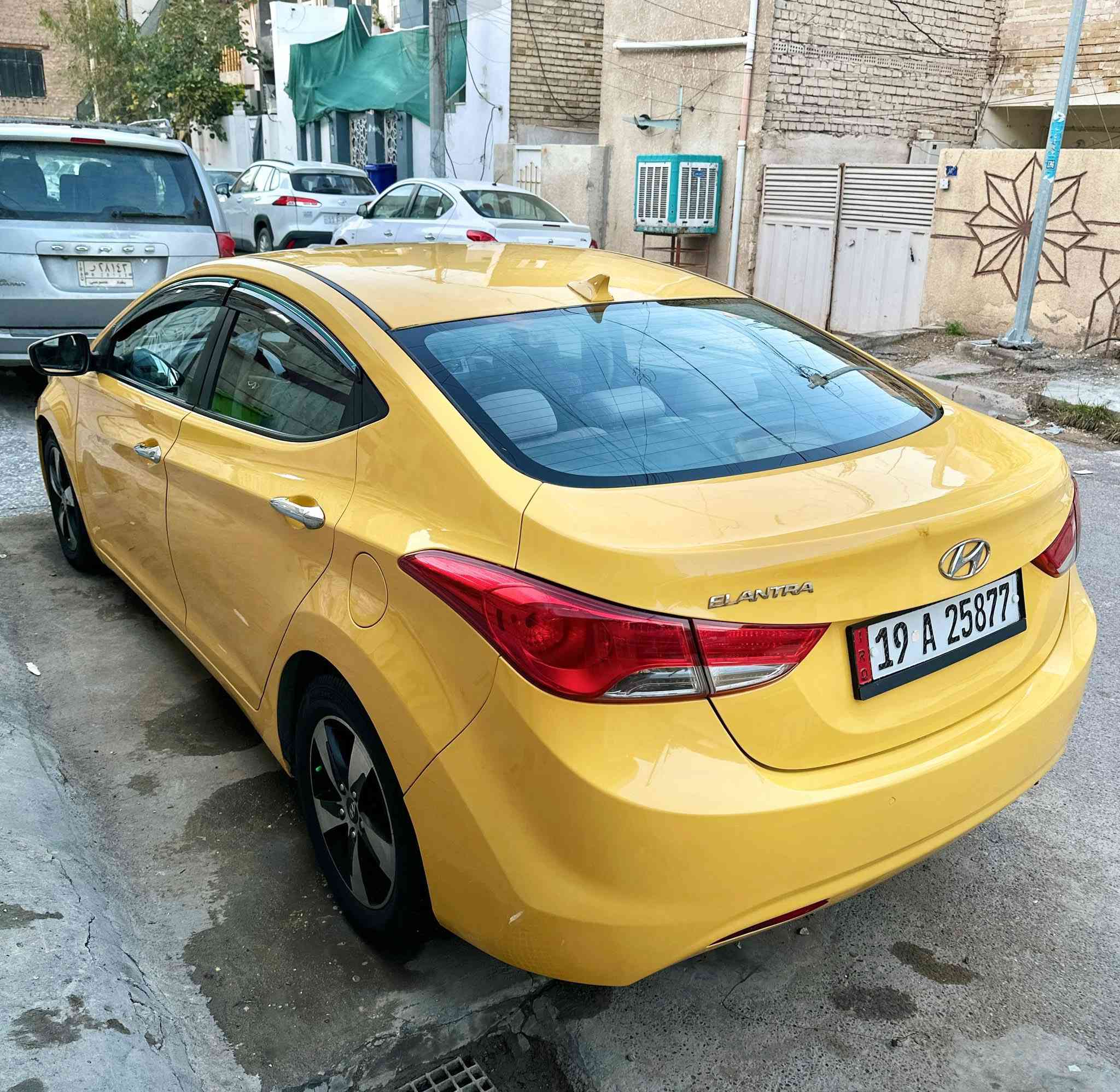 السلام عليكم
النترا 2013 كندي 
كير اوتوماتك
مكينة 1800 دوش
حادث بنيد تصليح بسيط بالفخذة 
سيارة جاهزة مبيها نقص تبريد شغال صدرها حلو
رقم كربلاء  دولي باسمي مصفره هيئة وغرامات 
مكان السيارة بغداد الحرية 
السعر 93 بيها مجال جداً بسيط 
للاستفسار 
***********
