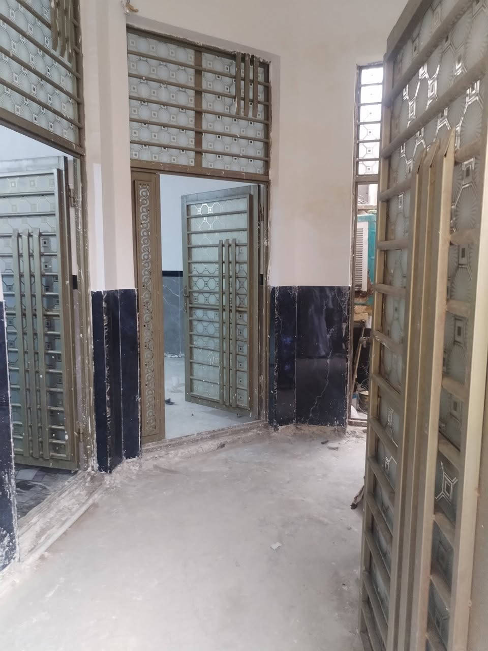 سلام عليكم بيت للبيع بنأء حديث مساحته 300 بي غرفتين وصاله ومطبخ هول استقبال محلات ثنين ع شارع 30 بحي منتظر بيت زراعي رقم تلفون ***********
