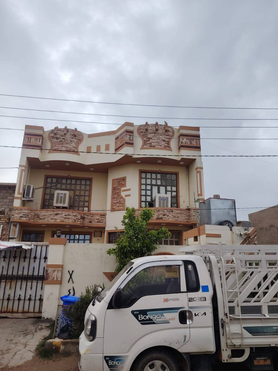 للبيع مساحه 200
طابو صرف السعر 125وبي مجال 

يحتوي عله 6غرف 

ومناور 2

ومطبخ 

الشارع المقابيله 12

***********للستفسار اتصل على الرقم
