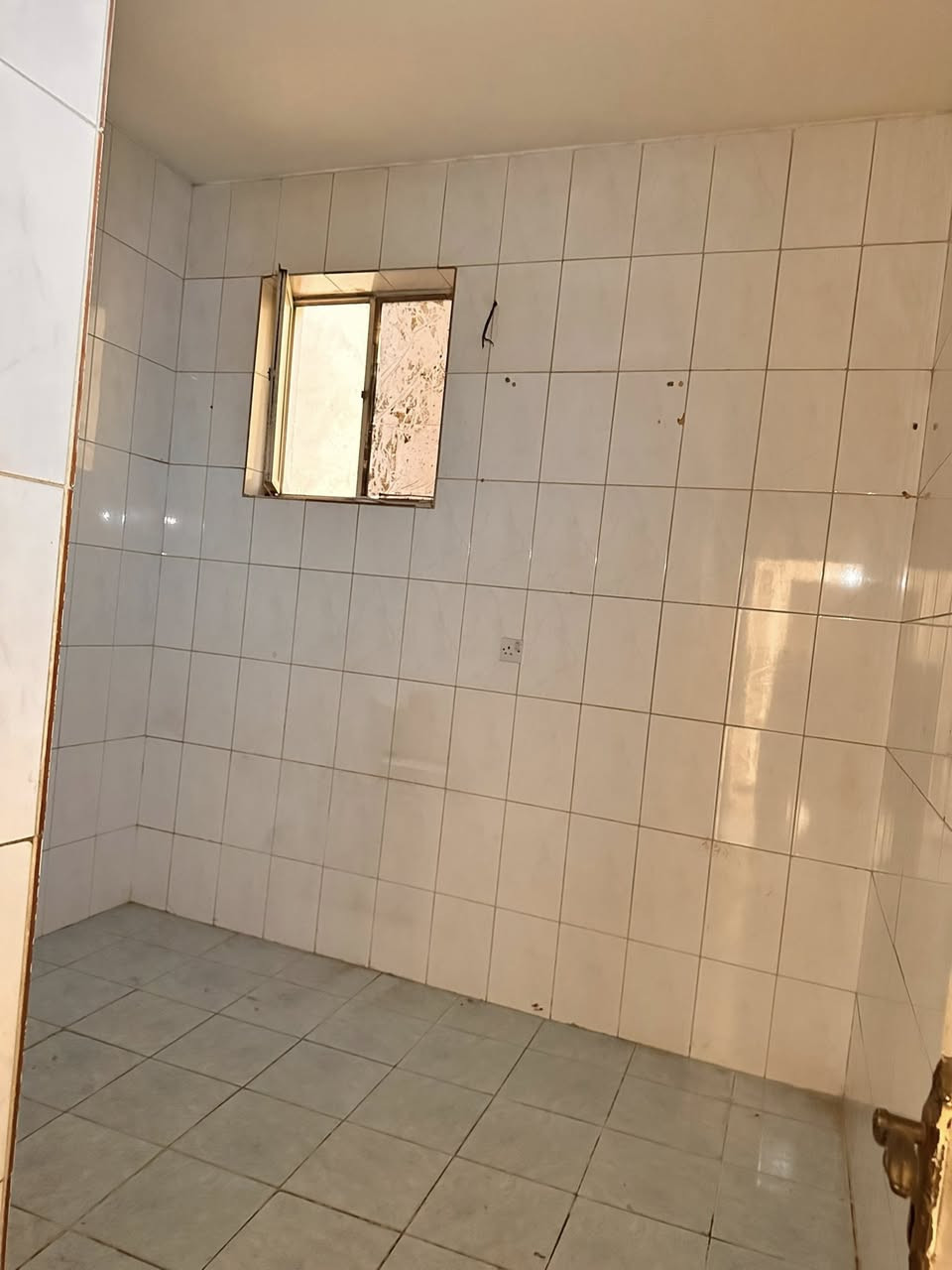 � شقة للإيجار
📍 الطابق: أرضي
🛏 غرفتين نوم
🛋 صالة
🍽 مطبخ
🚿 خدمات

💰 الإيجار: 575 ألف

📌 العنوان: مكتب الفهد الهندسي – مقابيل لحوم جويلي
📞 للاستفسار: ***********
