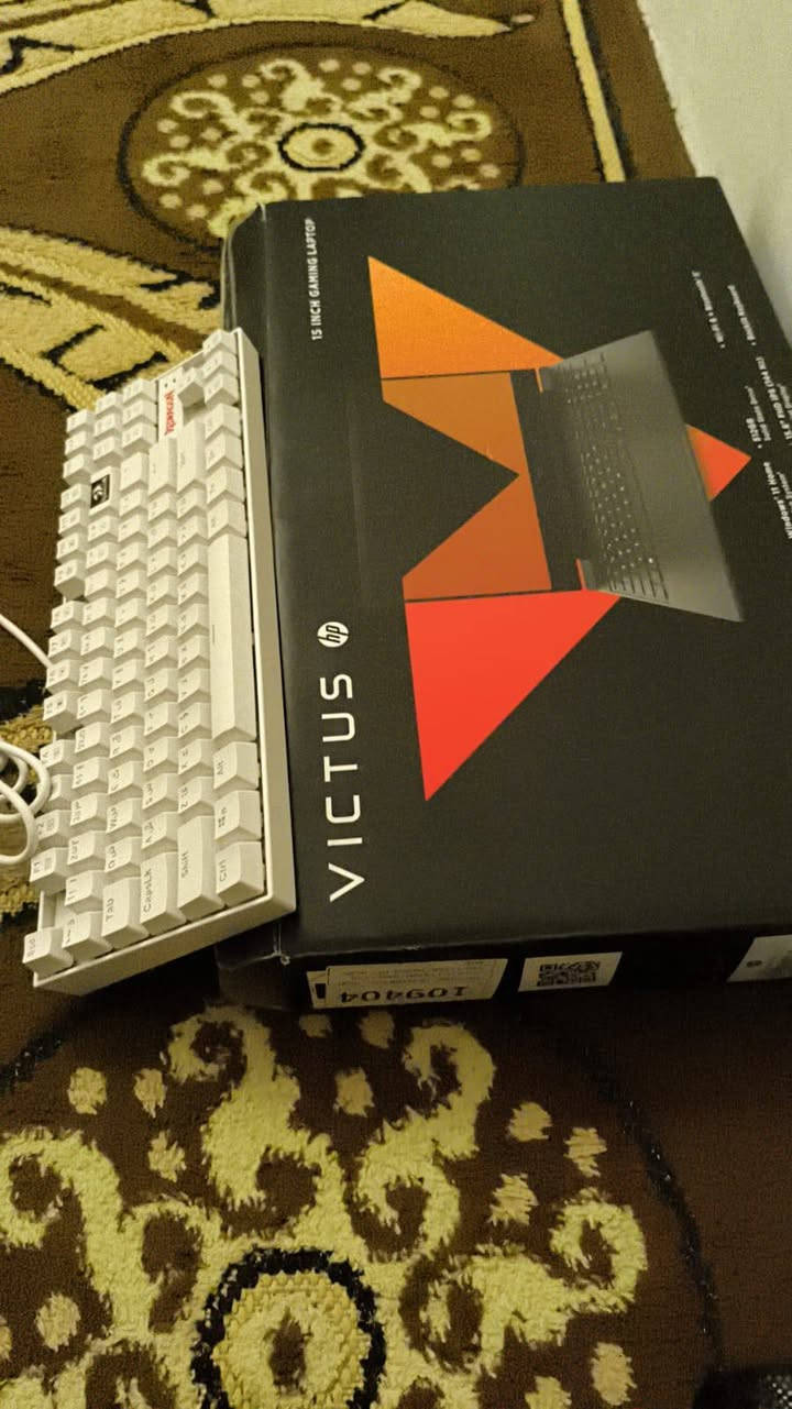 سلام عليكم
لابتوب( اتش بي فيكتورس) 
لابتوب اتش بي فيكتوس

+9
سلسلة لابتوب HP Victus هي خيار شهير في الفئة المتوسطة موجه للاعبين والمبدعين، حيث تجمع بين الأداء الجيد والسعر المنافس. تتوفر بمقاسات شاشة 
 بوصة و 
 بوصة، وتأتي بمعالجات قوية من Intel (مثل Core i5 أو i7 من الأجيال 13 و 14) أو AMD Ryzen، مع كروت شاشة NVIDIA RTX (مثل سلسلة 2050، 3050، 4050، 4060). 
YouTube
YouTube
 +7
أبرز مواصفات السلسلة:
الشاشة: تأتي غالباً بدقة 
 (معدل تحديث 
)، وتتوفر موديلات بمواصفات أعلى تصل إلى 
 بمعدل تحديث 
.
الذاكرة والتخزين: تدعم عادة ذاكرة وصول عشوائي (RAM) سعة 
 أو 
، وأقراص تخزين سريعة 
 بسعة 
 أو 
.
التبريد والتصميم: صُممت لتكون أجهزة ألعاب عملية، لكنها قد تعاني من حرارة مرتفعة عند الضغط الشديد نظراً لضغط المكونات داخل هيكل نحيف، لذا يُنصح بوضعها في مكان جيد التهوية.
الاستخدام: ممتازة للألعاب الحديثة، التصميم الجرافيكي، وبرامج المونتاج والعمل المكتبي المكثف. 
العالمية للحاسبات
العالمية للحاسبات
 +7
نصيحة عند الشراء:
تختلف الأسعار والمواصفات بشكل كبير بناءً على الجيل (موديلات 2023 أو 2024)، لذا تأكد دائماً من مراجعة الموديل الدقيق (مثل رقم الطراز المكتوب على العلبة) لمطابقة المواصفات قبل الشراء، حيث إن هناك فروقات كبيرة في الأداء بين كروت الشاشة والمعالجات المذكورة. 
YouTube
YouTube
 +3
السعر 1،150،000
مستعمل سبوع 
للستفسار ***********
