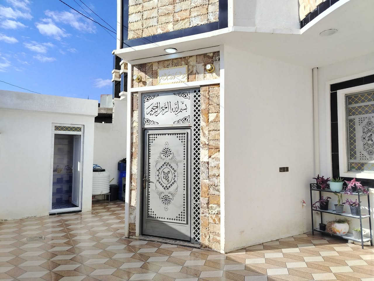 السلام عليكم
بيت للبيع بناء حديث 2024 المساحة 200م يتكون من استقبال 4×7  ، مطبخ حار بارد، صالة معيشة 7×4 وغرفتين نوم 5×4،، مجموعة صحيات داخلية خارجية 
بالاضافة الى بيتونة 8×4

كامل خدمات، ماء، كهرباء، تبليط 

المنطقة حي الفرسان مقابل جامعة تكريت قرب المدرسة 

السعر 58 وبي مجال بسيط 

*********** اتصال + واتساب 

***********
