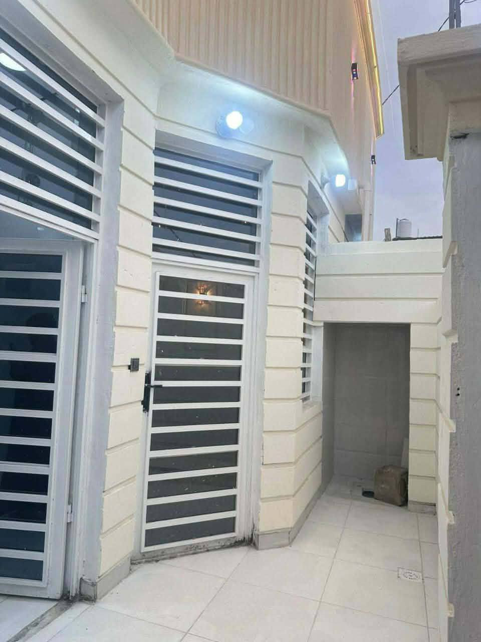 بيت للبيع مساحه 110متر  طابو زراعي سند 25 قرار محكمه
بسعر 45وبي مجال قريب علا شارع 

عنوان البيت نجف مقابل  قرية الغدير   تفاصيل 
غرف نوم 2صاله مطبخ  وصحيات وستقبال 

عنوان المكتب مقابل قريه الغدير عمود 262مكتب النور للعقار 
للاستفسار اتصل على ***********أو مراسله واتساب
