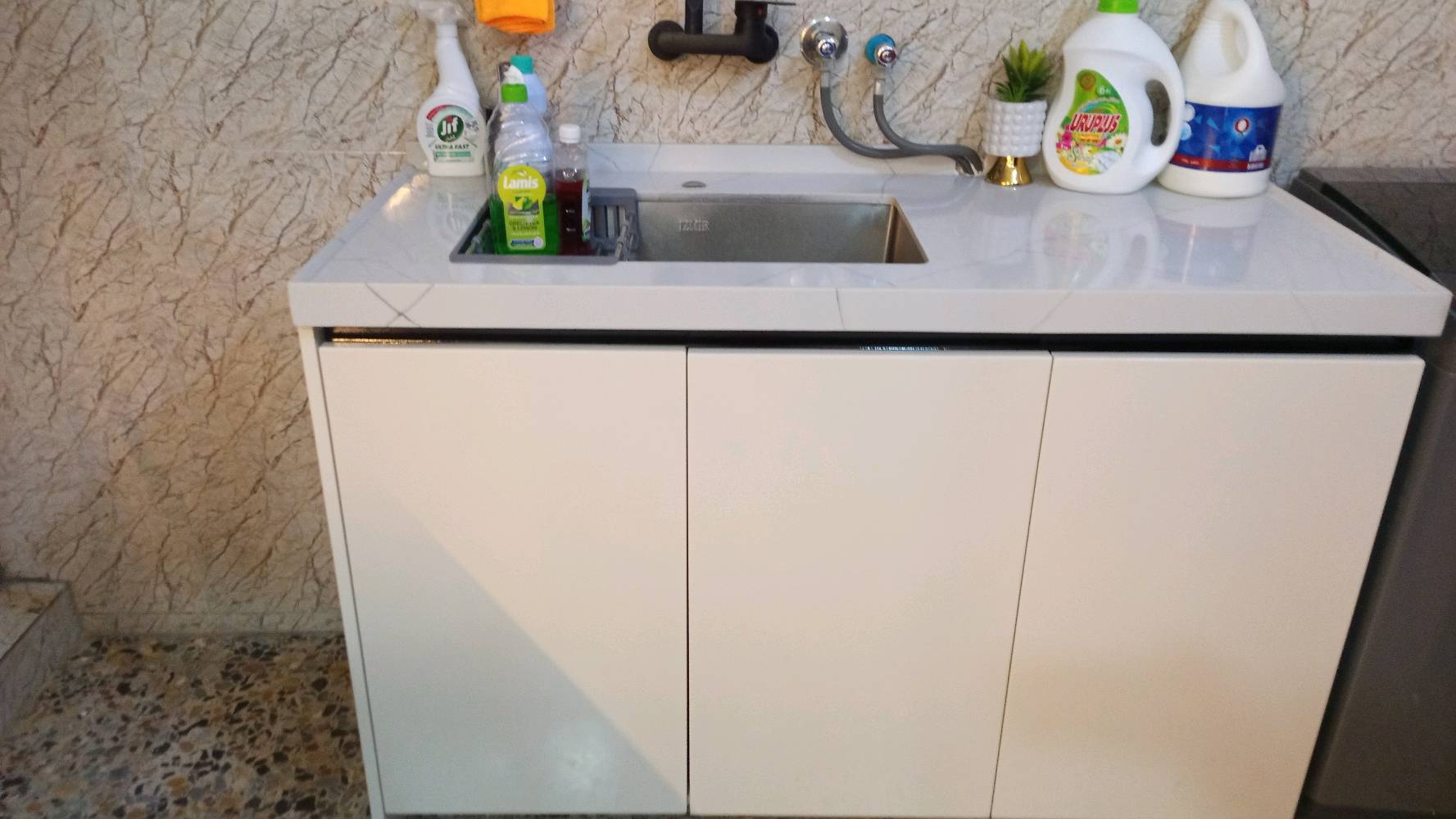 يوجد لدي كاونتر تركي تفصال صارلة شهر خشب bdf كاونتر مرمر والسنك مرمر مع طباخ نوع دي ال سي مع مرشحة لمس وانارة كاونتر مع الملحق التفاصيل موضحة بالصور السعر مليونين ونصف وبي مجال للشراي  ***********
شنو مقاسات الكاونتر بالضبط؟ (الطول/العرض/الارتفاع) حتى المشتري يعرف إذا يناسب المكان لو لا: 
الطول مترين ونص الارضي مع الملحق 
والسنك مترين و40سم 
وين موقعك بالعراق؟ وأكو إمكانية للفك والنقل والتوصيل لو المشتري يتكفل بيها؟: 
بغداد الدورة حي الاثوريين لا يوجد لدي توصيل ولا امكانية للفك والنقل
هل الكاونتر والطباخ والمرشحة شغالات 100% وبيها أي عيوب أو خدوش أو كسر أو ضعف بالإضاءة؟: 
لايوجد بيهن شي جديدات بعدهن ومفصلات قبل شهر
بالنسبة للمرشحة/الطباخ: تگدر تكتب الموديل أو الماركة بشكل أوضح إذا موجودة، وهل كل الملحقات الظاهرة بالصور داخلة بالسعر؟: 
الطباخ نوع دي ال سي 
المرشحة نوع ديكو لمس الإضاءة 
السعر ثابت لو بي مجال للتفاوض؟: 
بي مجال للتفاوض