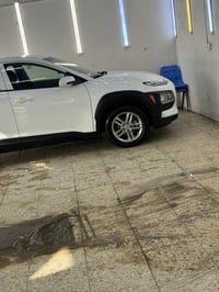 ٢٠٢١ للبيع   ماشيه 88 مايل   حادث كما موضح بالصوره والسياره بيها رش صب...