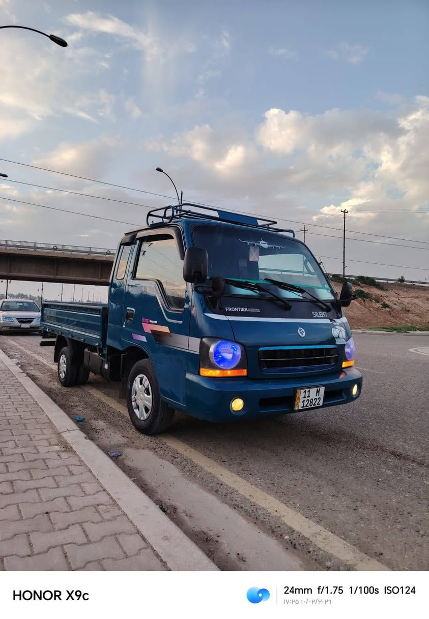 السلام عليكم 
ام عيون 2000 رقم بغداد دولي للبيع 
هزة وفحص وسنوية ورقم جديد بأسمي 
كير ومحرك آكسل شاصي مكفول 
تخم تاير وصدر ومشط وباور ستيرن جديد 
كهربائيات كلها شغالة قمارة قلاب ام الحاكية
قمارة ابلادية فقط الدوسات صبغ
السعر 77
مكاني بلد طريق السيد محمد 
للاستفسار.  ***********
                 ***********
