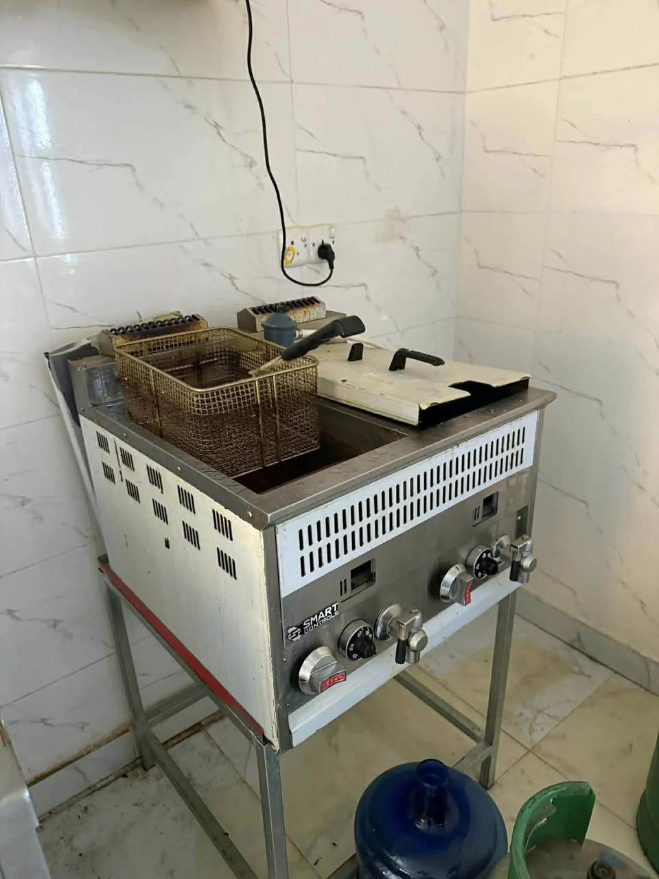 للبيع شلعه اغراض كافتيريا ١٩ ميز طعام ومع كل ميز اربع كراسي مع اغراض الكافتيريا من كاشير وخلاطات وقناني وفرن وشوايه وعارضه مشروبات ومرشحه وجهاز كهوه


**إذا كنت صاحب هذا الإعلان وتريد حذفه لأي سبب، رجاءا أرسل رسالة إلى الدعم الفني**