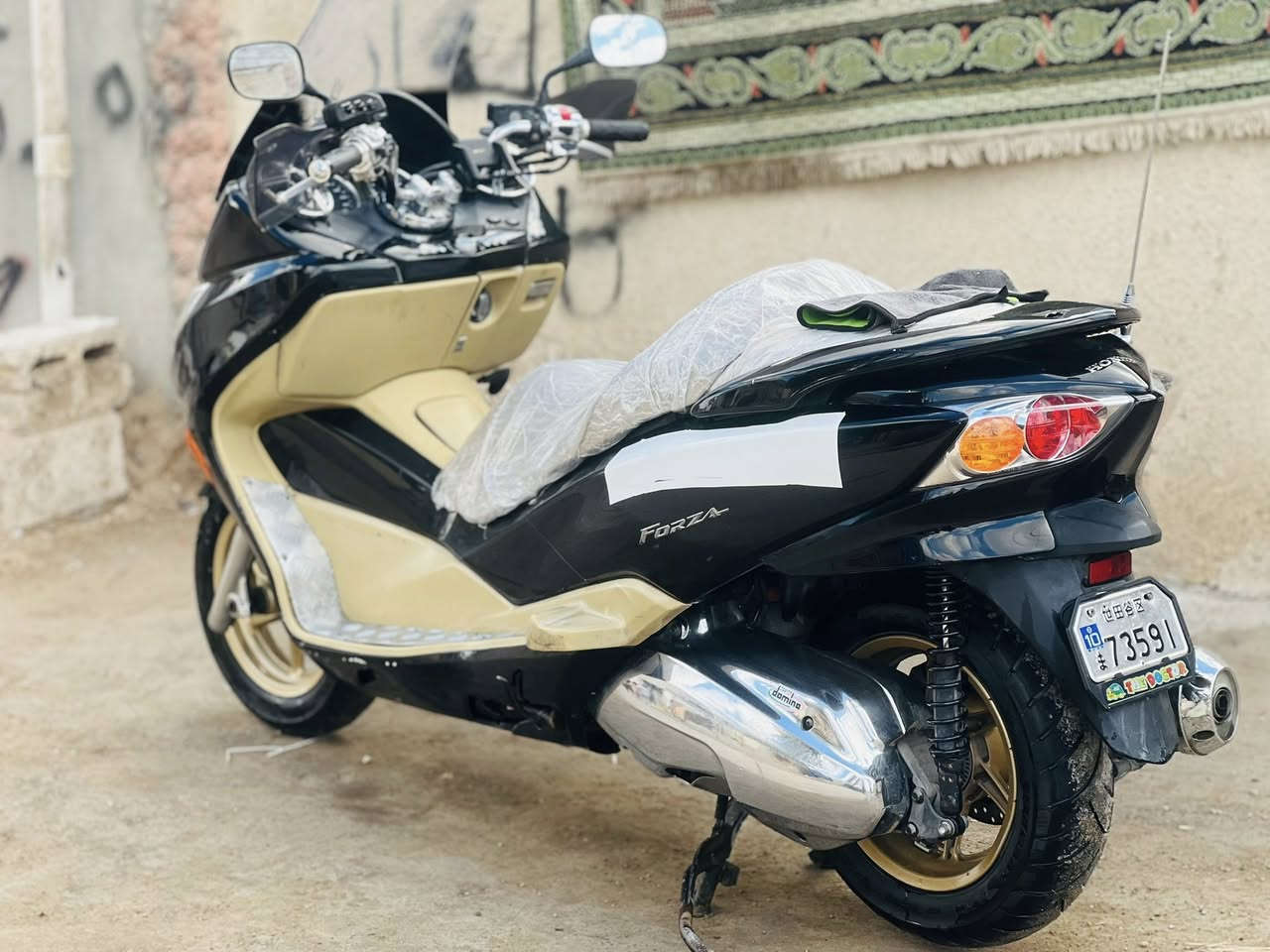 سلام عليكم ….
 فول مواصفات 010 MF 250cc 
مازدات كرستال 
جامة طويلة 
مجامع ستيرن نيكل 
قبق شوتة نيكل 
قبق كلچات نيكل 
دبلات نيكل 
واقيات هواء أصلياتHONDA 
تزويد سماعات نيكل 
سستم صوت بلادي وي السكليتر يعلة 
مانع انزلاق ABS 
ادامة كاملة گير ومكينة فيت بم جديد 
السعر ١٧ قابل للتفاوض 
*********** ما اجاوب خاص اتصل وتدلل
