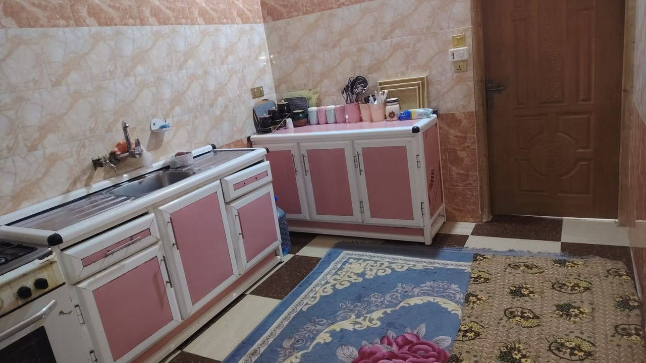 للبيع مشتمل مساحة 125م حي الافراز من جهة القادسيه 
طابقين 3 غرف نوم وباقي التفاصيل 
      استفسار 
سيف البدري للعقار 
***********
