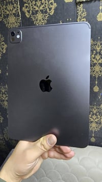 ايباد 11 برو m4 ذاكرة 256 نضافة 100% للبيع 07735668700