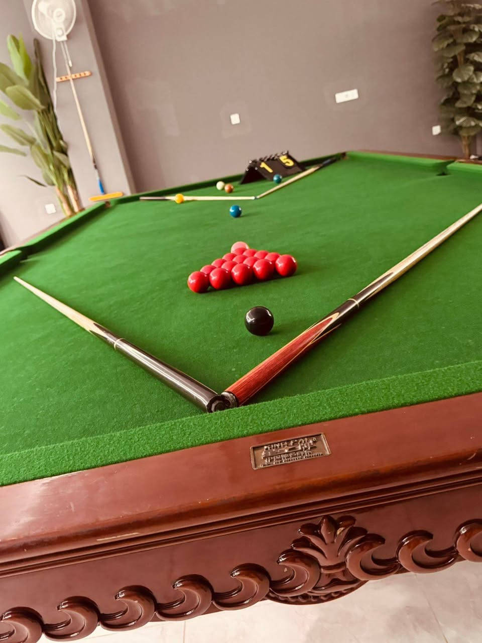 ​🎱 طاولة سنوكر مميزة للبيع (ماركة XINGPAI العالمية) 🎱
لعشاق التميز وأصحاب الصالات، متوفرة طاولة سنوكر فاخرة بحالة ممتازة وبسعر مناسب جداً.
​الماركة: Xingpai (星牌) - غنية عن التعريف بجودتها العالية ومتانتها.

​التصميم: خشب محفور بنقوش ملكية مميزة وأرجل قوية كلاسيكية.

​النظافة: بنسبة 80% (بحالة جيدة جداً وجاهزة للعب).
​4 كيوبات (عصي لعب) بحالة ممتازة.
​طقم كرات السنوكر الكاملة.
​عداد النقاط الخاص بالمسابقات.
​السعر: 25 ورقة (والسعر بيه مجال للشراي).

​الموقع: الموصل.

​📞 للاستفسار والتواصل:

​يرجى الاتصال مباشرة على الرقم التالي:

👉 ***********

