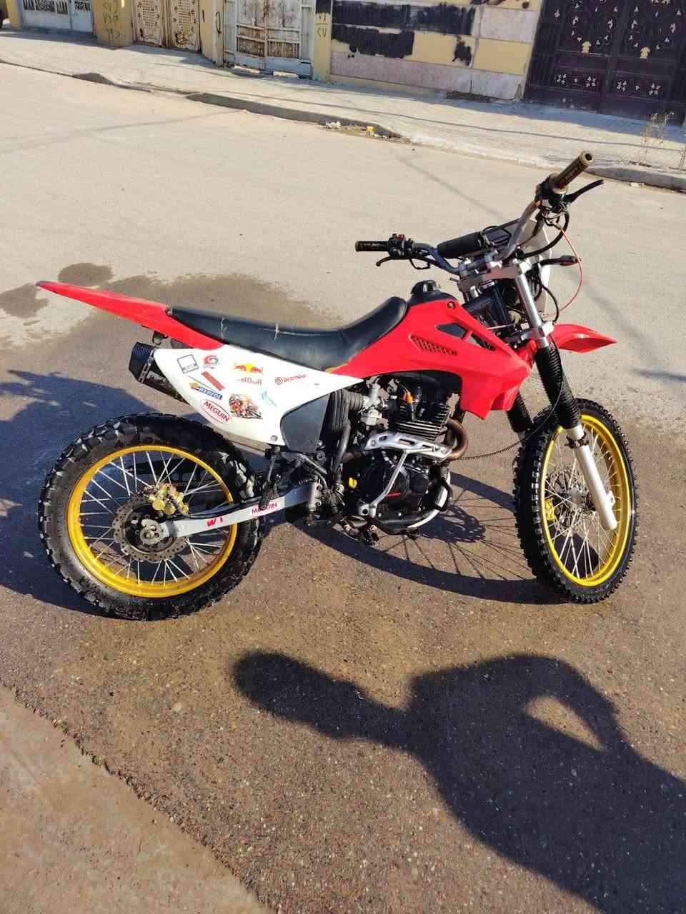 *********** دراجه قفاز. ابيع كوم.    بدون اوراق. اكاتبك ويه صاحبه الشرعي.   سعر 600وبيه مجال نقصه بس باتري باتريه ضعيف. بيه لاستيك ولف.
