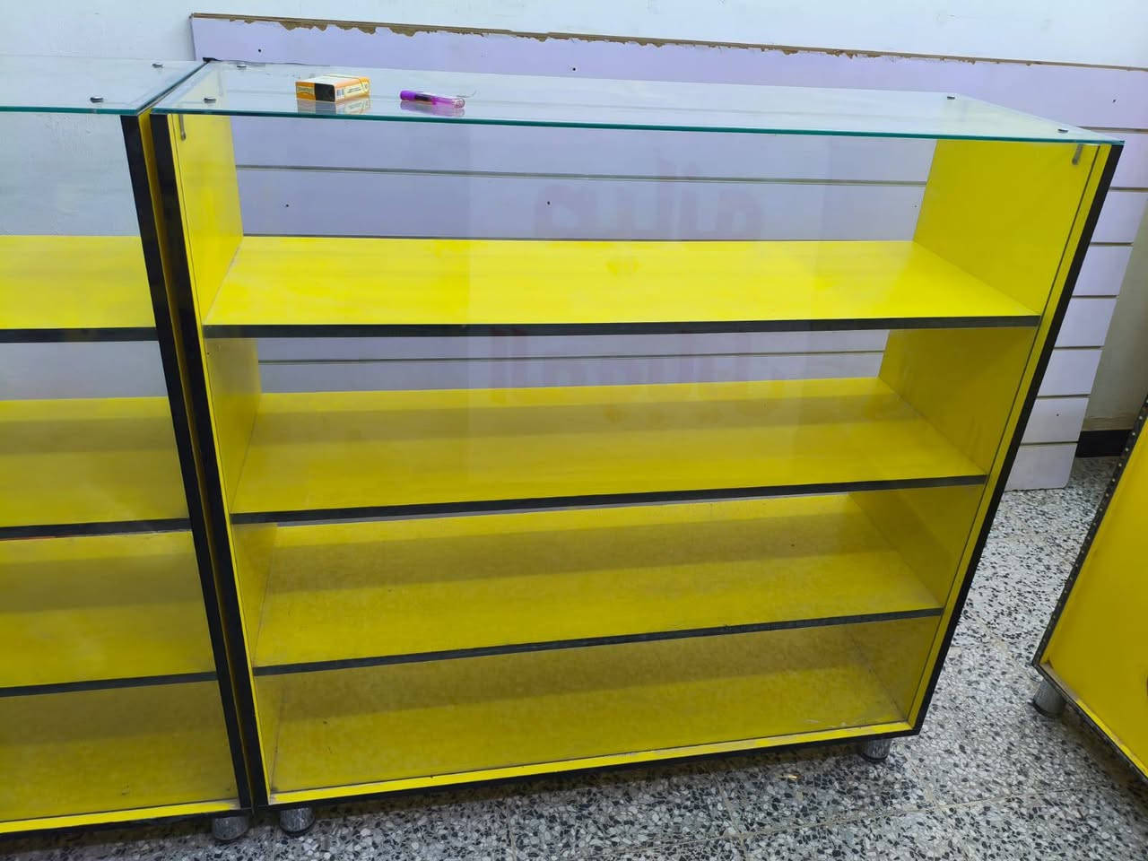 ميز عدد 2 جديد فقط هذه الجامه اللي موضحه بالصوره
ارتفاع 120 طول 120 نزال 40سم

السعر 200
***********
