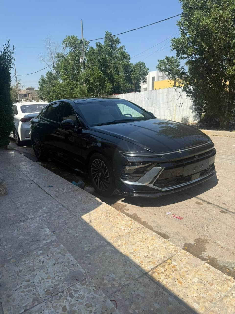 السلام عليكم 
سوناتا ٢٠٢٤ للبيع
السيارة حلوة وجديدة ماشية ١٢ الف ميل
مرقم بغداد بأسمي
محرك ٢٠٠٠ هايبرد
صدرها وتايرات وحدادية على وضع الشركة بعدهن جدد
فول مواصفات للأخير (القفلة مال سوناتا)
بصمة
شاشة متصلة
كاربلي
تبريد لمس
تبريد قطعتين
٥ كامرات 
كامرات ٣٦٠ درجة
كشنات جلد
داخل ابيض
كشنات كهرباء
السقف بانوراما 
تبريد وتدفئة بالكشنات
شفتات بالاستيرن
خزن ميموري
بصمة ابواب
تتقدم وترجع بالبصمة
بردات خلفية بلادي
كير تعليك
داتا شو
وبعد بيها هواي مواصفات

السيارة حادثها تخريب وانصبغت حزام (حزاااام)
بيع مستعجل
السعر ١٤٥ وبيها مجال
مكاني بغداد الدورة او الجادرية
للاستفسار 
*********** بغداد, العراق

