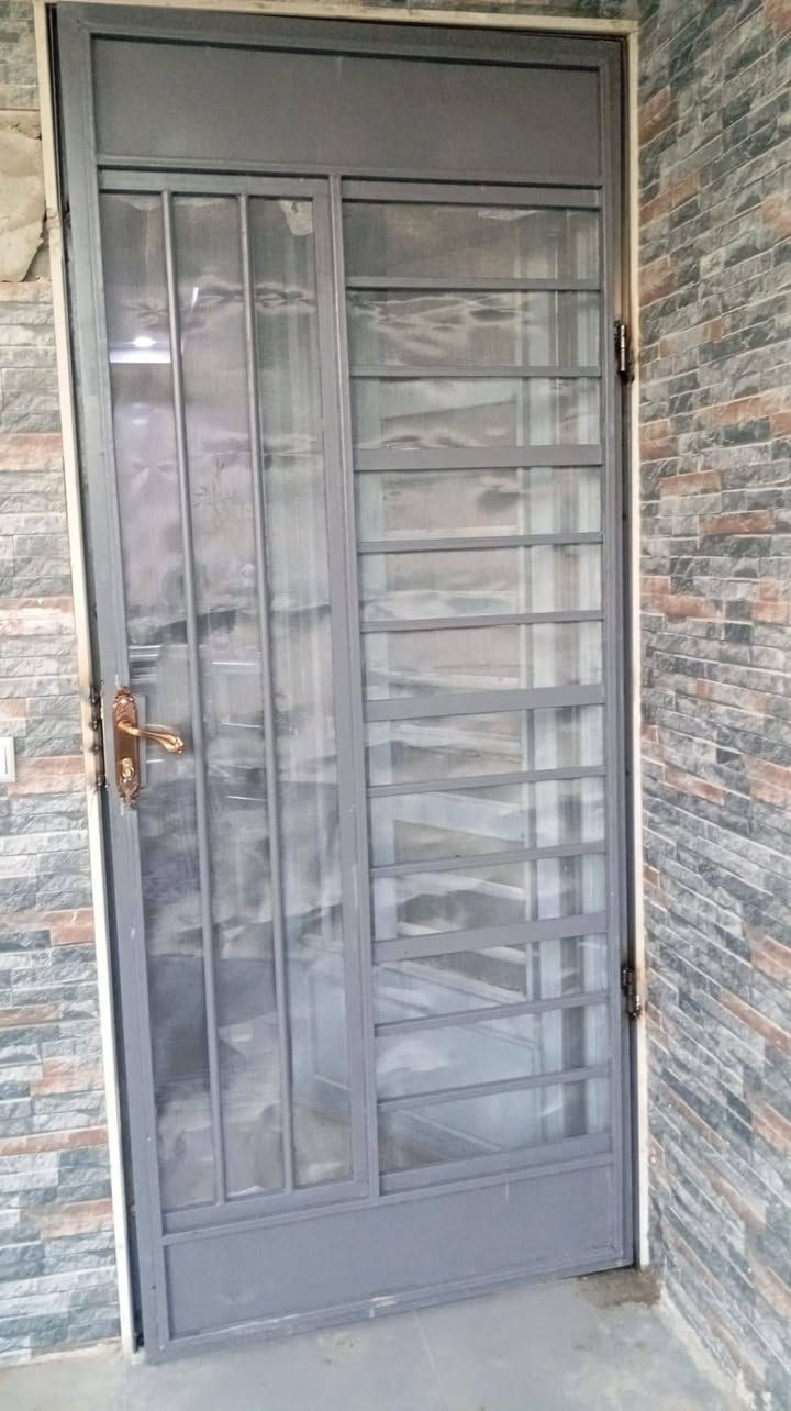 السلام عليكم 
انا حداد ابواب وشبابيك، اعمل جميع اعمال الحدادة مع الحرص على الاتقان وجودة العمل اعمل في جميع مناطق الموصل شغلي متنقل حسب الطلب 
(وهذا الرقم )
***********
