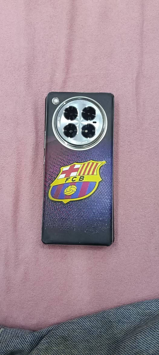 الجهاز نضيف وكفالة من اي عطل لامفتوح ولامصلح ضمان فقط اضهر مكسور وحاطله تغليف باقي كله مابي شي سعره 175 رام 12 ذاكرة 256 كامرات جداً قوية عنواني ابي الخصيب عويسان  ***********
