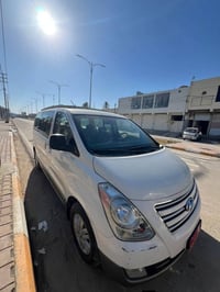 سياره ستاركس 2010 مواصفاتها فول كير ومكينه جديد مكفوله السياره من ضربه...