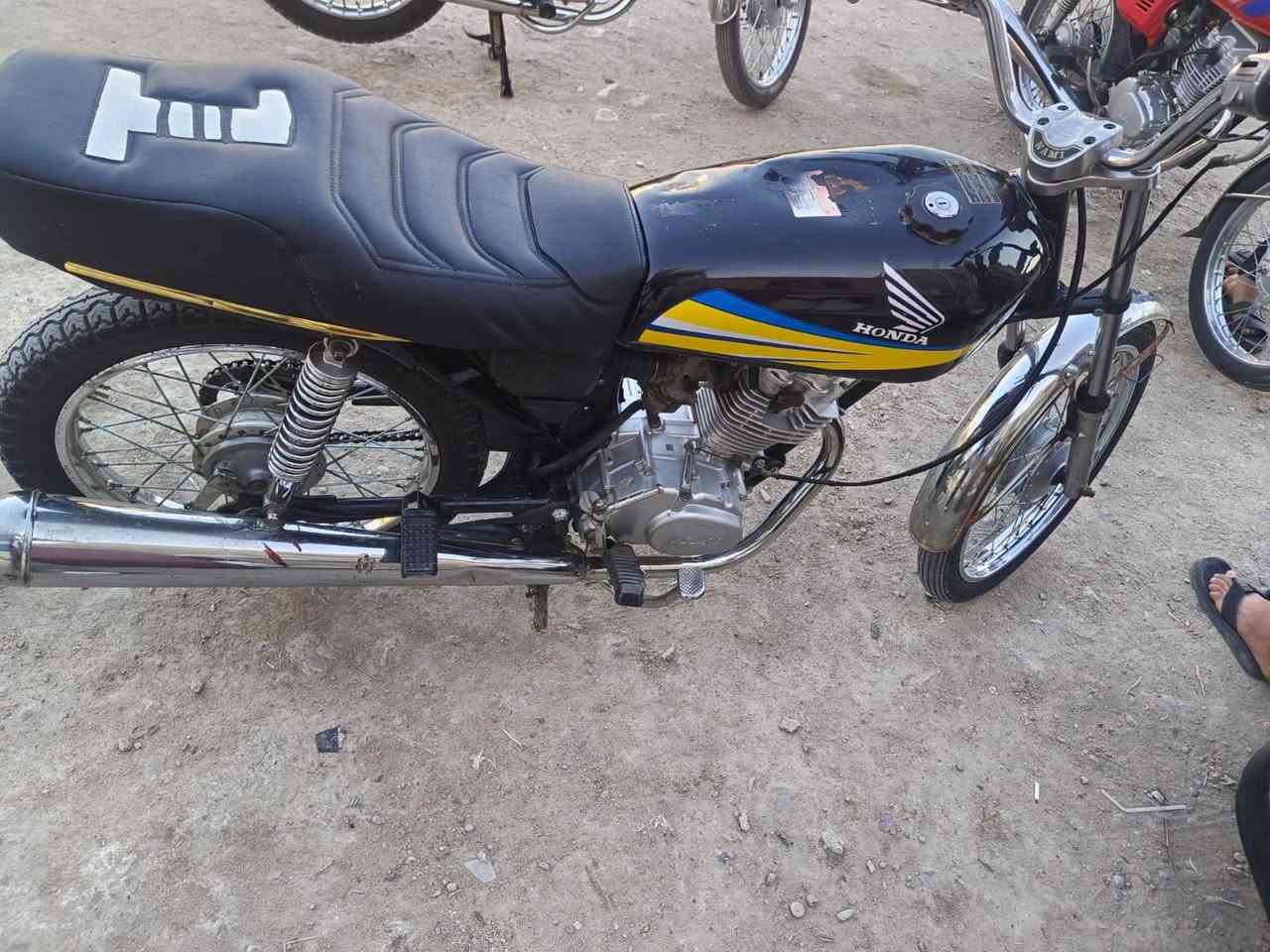 سلام عليكم دراجة للبيع نضيف خير من الله بدون اوراق مكفولة عشاير للأستفسار اتصل على ***********
