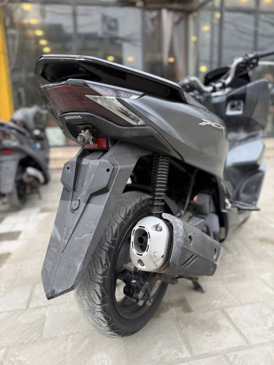 pcx جيل الرابع للبيع 
كفاله عامه صار شهرين نازله من الرمبه 
مكاني الامين الثانيه شارع النواب 
***********
سعر اب 15$
