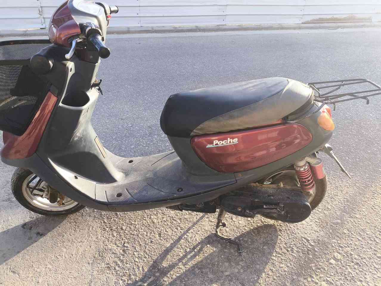 🛵 للبيع | منغولي   ياباني أصلي 🇯🇵
دراجة ياماها  وارد يابان، نظيفة وجاهزة للاستخدام اليومي، اقتصادية بالوقود وعملية داخل المدينة.
المواصفات:
✅ الماركة: Yamaha (منغولي )
✅ الموديل: (Aprio (2003 
✅ بلد المنشأ: اليابان
✅ المحرك: 60cc ثنائي الأشواط (2T)
✅ تبريد هوائي
✅ تشغيل سلف وهندر 
✅ ناقل حركة أوتوماتيك (CVT)
✅ فرامل أمامية وخلفية
✅ استهلاك وقود اقتصادي جداً
✅ خفيفة وسهلة القيادة
✅ مساحة تخزين أمامية
✅ حامل خلفي
الحالة:
✔️ المحرك يشتغل بسلاسة. دراجه حاويه جديدة ابلديه بل كامل 
✔️ الهيكل مرتب.
✔️ الإنارة والإشارات تعمل.
✔️ الإطارات بحالة جيدة.
✔️ جاهزة للاستخدام مباشرة.
💰 السعر: (700) 📍 الموقع: (كربلاء) 📞 للاستفسار: (***********)
