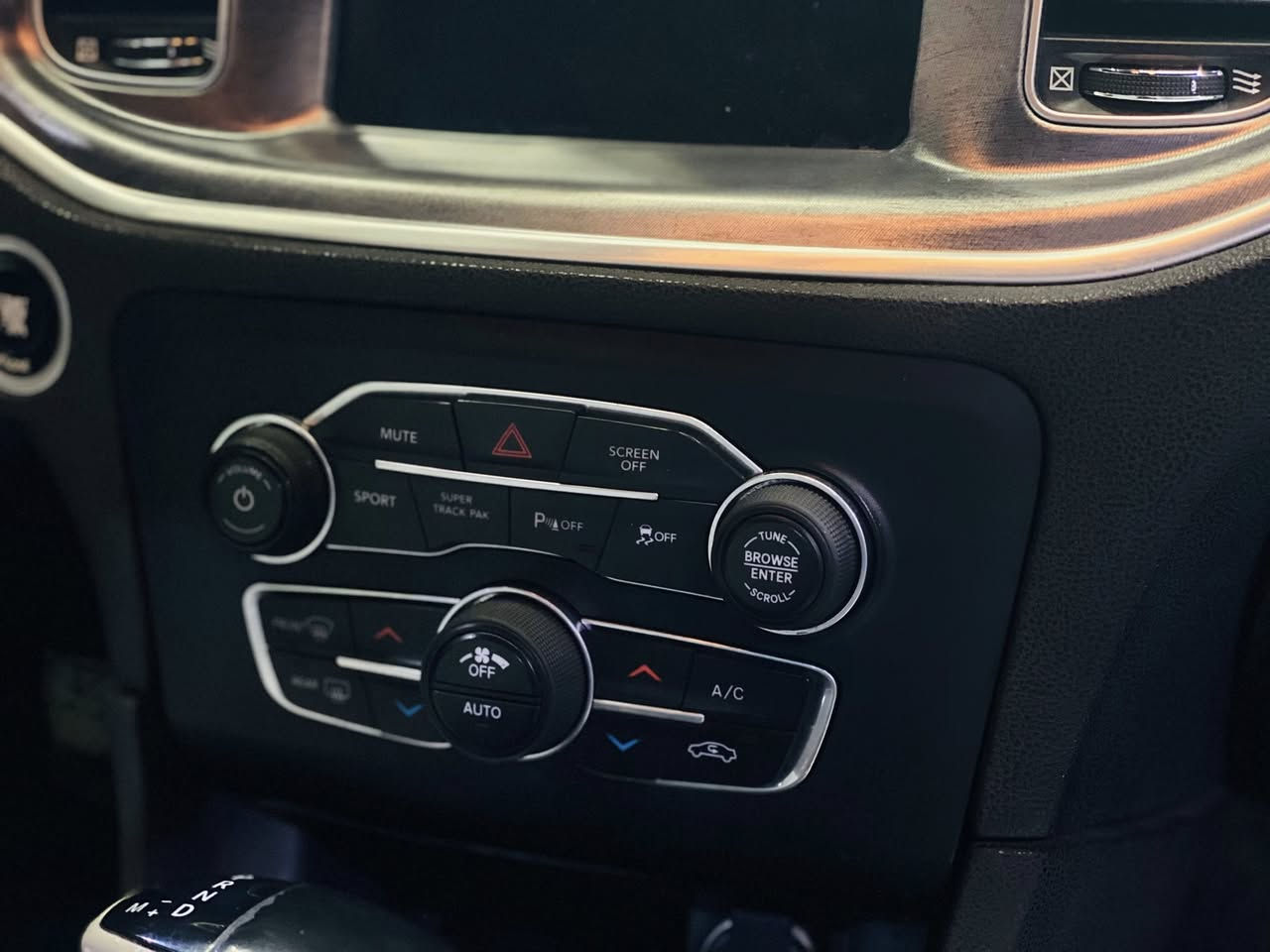 سلام عليكم للبيع او المرواس جارجر سكات باك مكينه 6400 فولل واحد ع واحدد رقم بغداد بسمي وارد امريكي بلايه حادث بس بنيد سرقه ومبدليه ابو الفتحات سياره متعوب عليه وجديده بمعنئ الكلمه مكاني نجف الاشرف المدينه المائيه للاستفسار *********** واتساب 
***********
