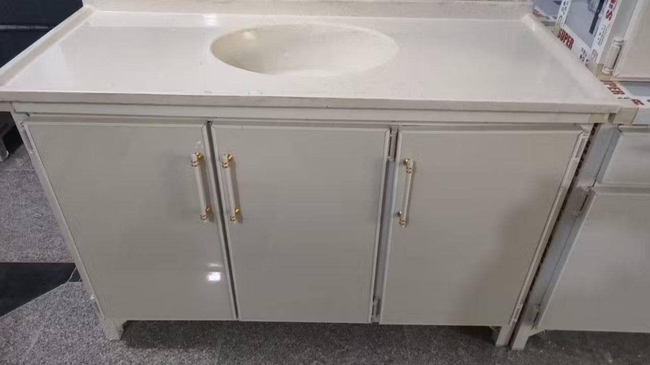 كاونتر جديد مترين ارضي مترين معلق وسنك متر و ٣٠ السنك مرمر 
العنوان  الاسكان  الصناعي نهايه النزله الثالثه واكو توصيل 
***********
